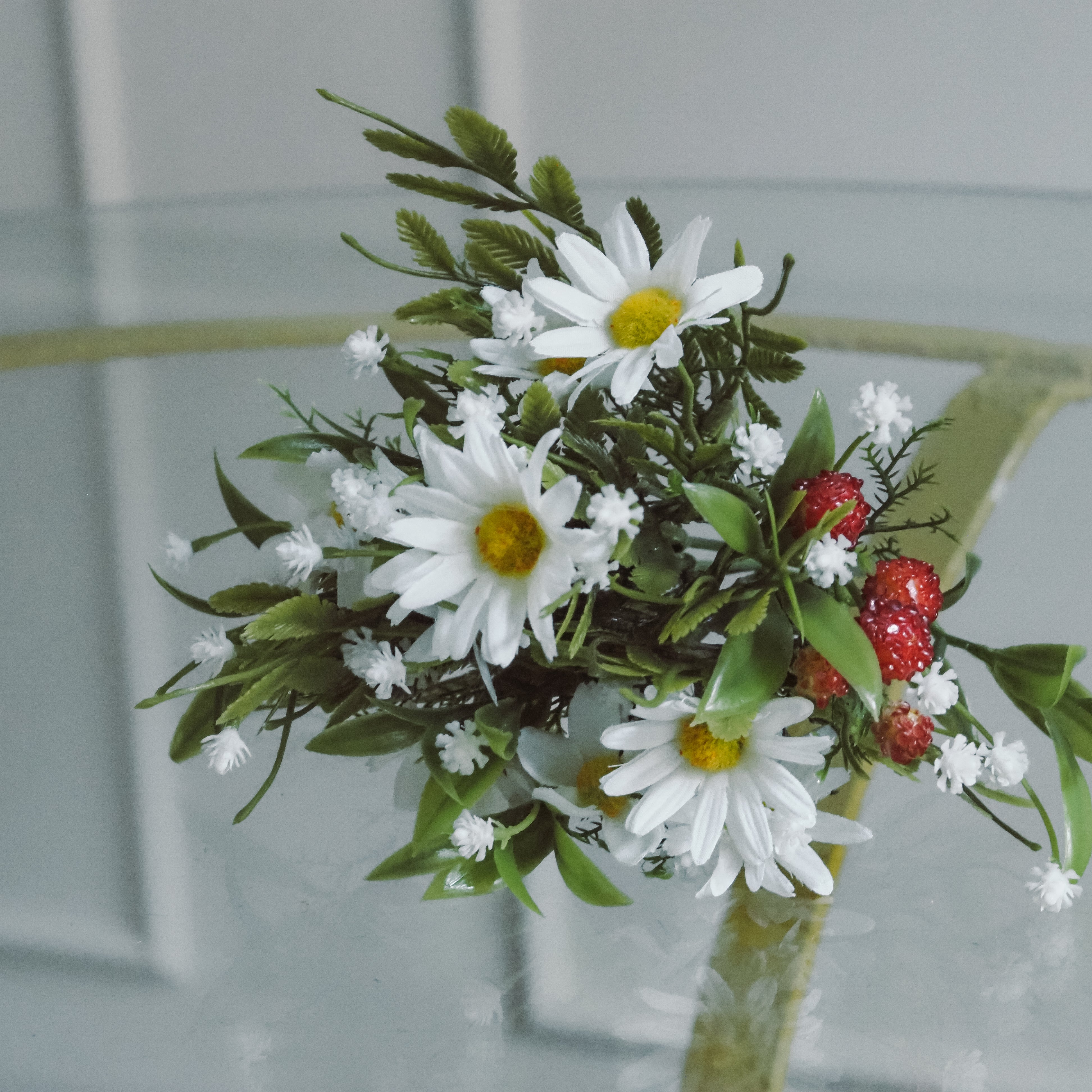 Margeritenstrauß mit Beeren · floraler Dekozweig in naturbezogener Form