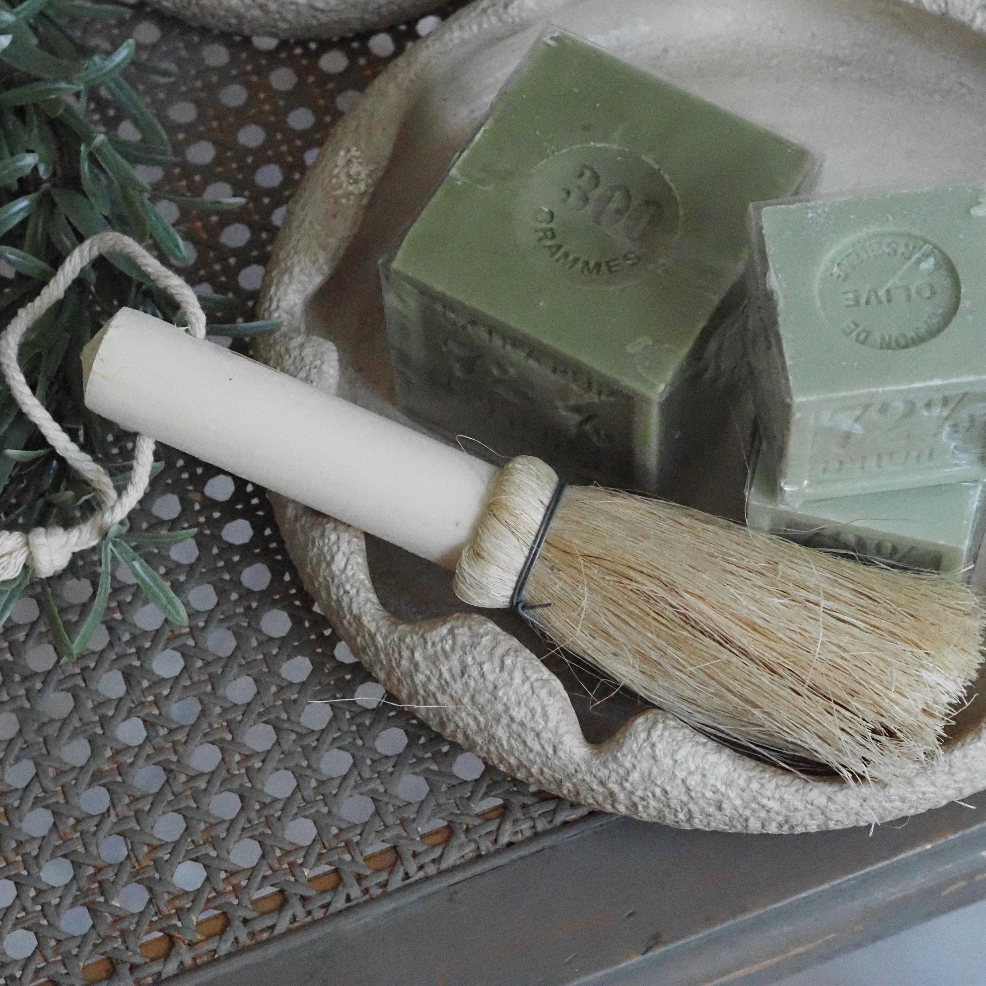 Holzbürste Weiß · Dekobürste mit Kordelschlaufe im Landhausstil