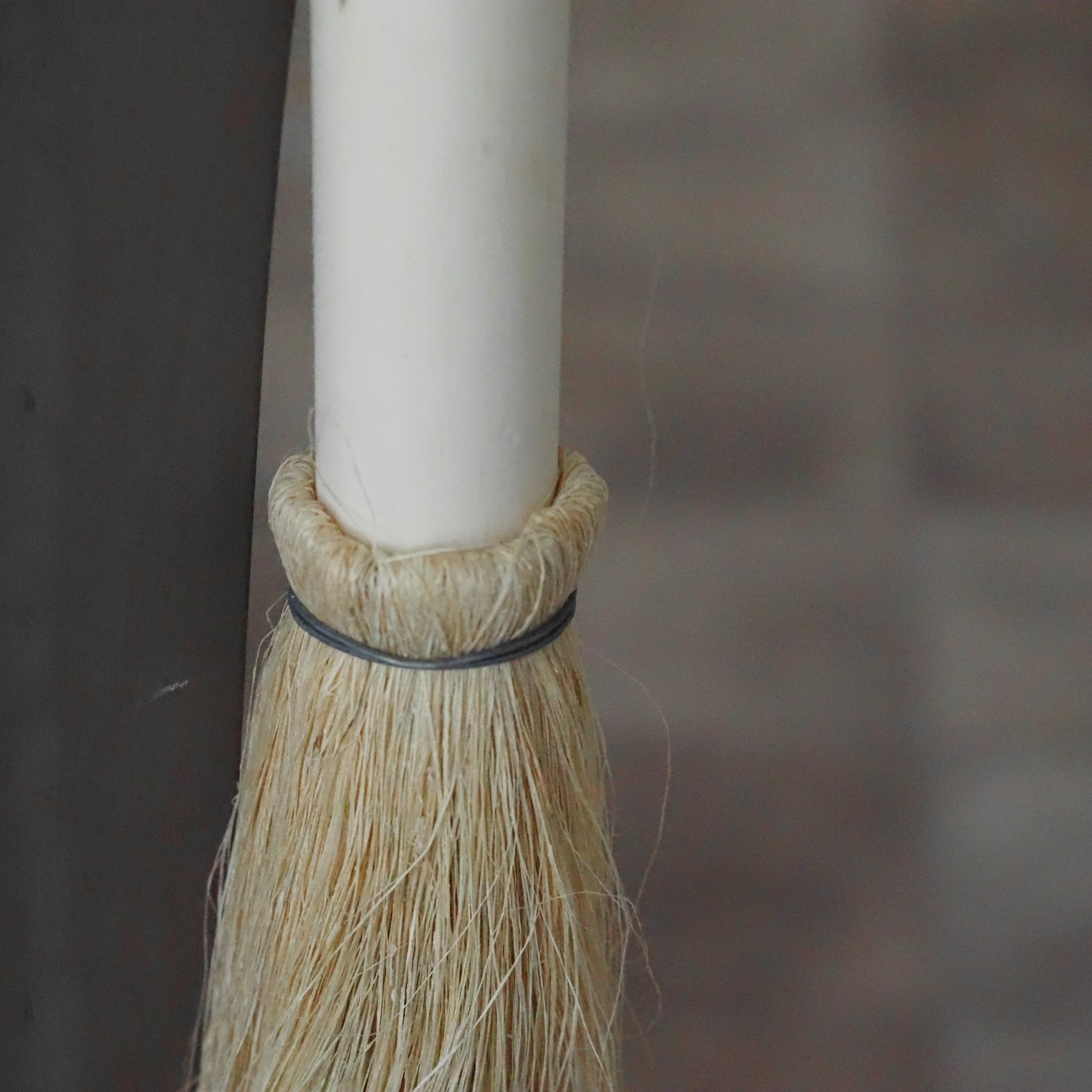 Holzbürste Weiß · Dekobürste mit Kordelschlaufe im Landhausstil