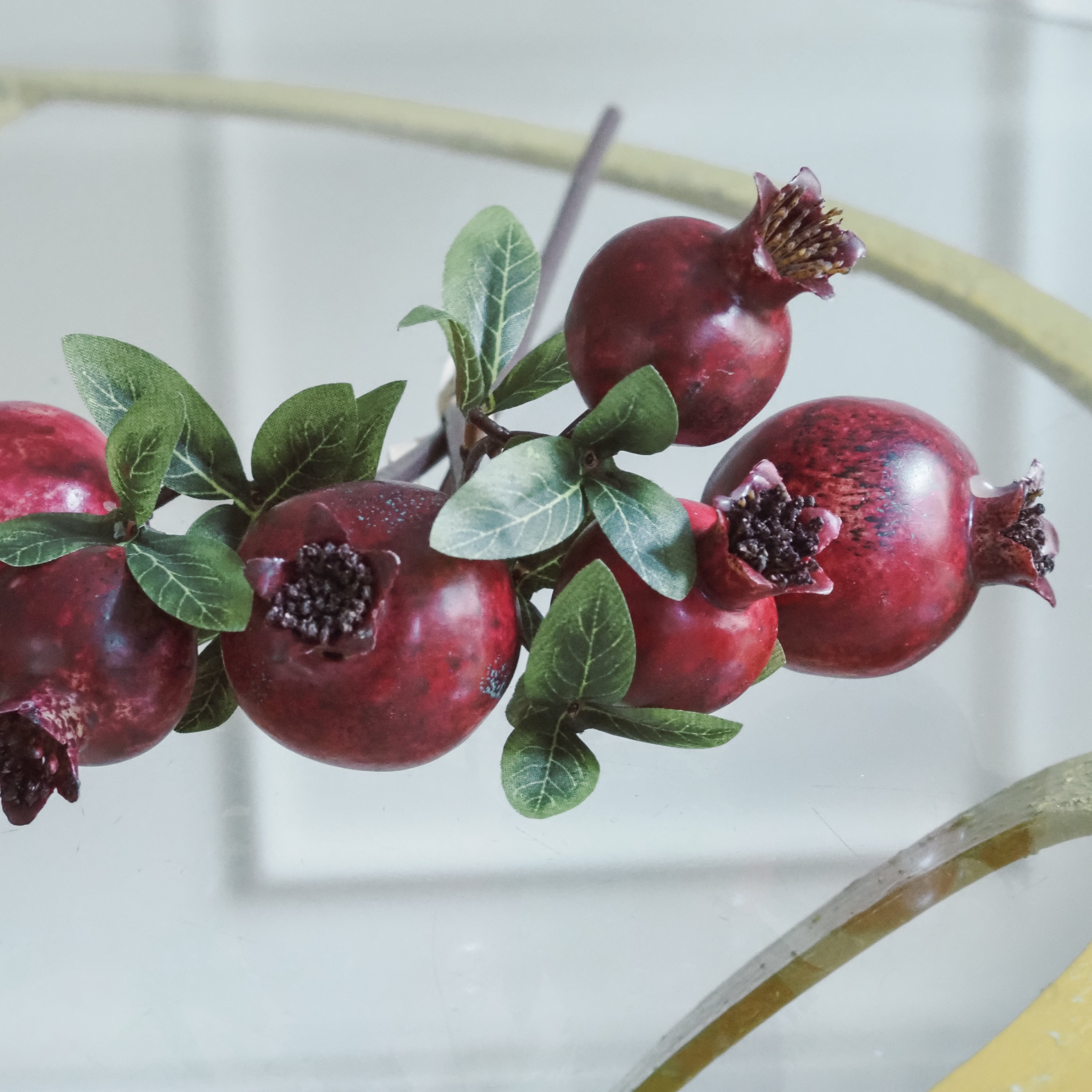 Granatapfelpick · dekorativer Fruchtzweig im klassischen Floristikbezug