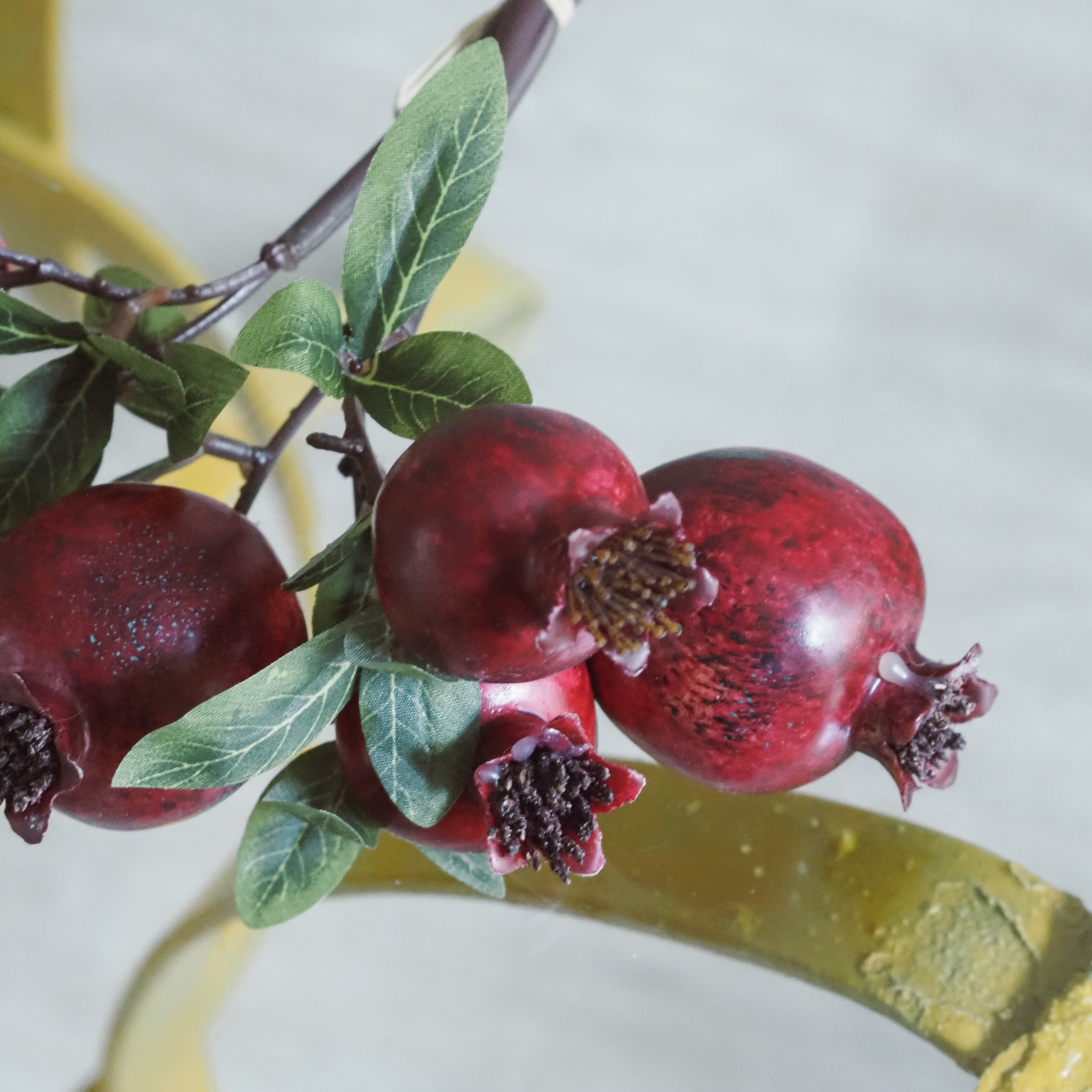 Granatapfelpick · dekorativer Fruchtzweig im klassischen Floristikbezug