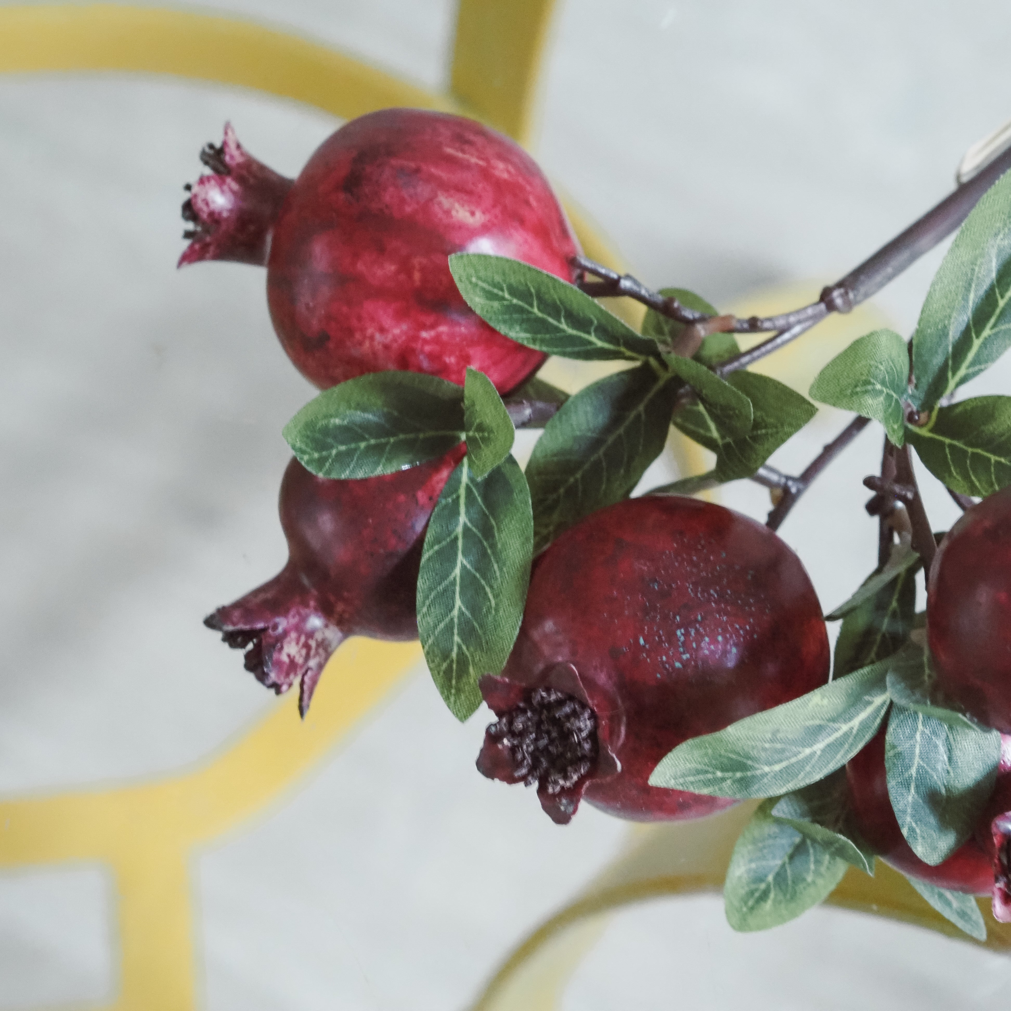 Granatapfelpick · dekorativer Fruchtzweig im klassischen Floristikbezug