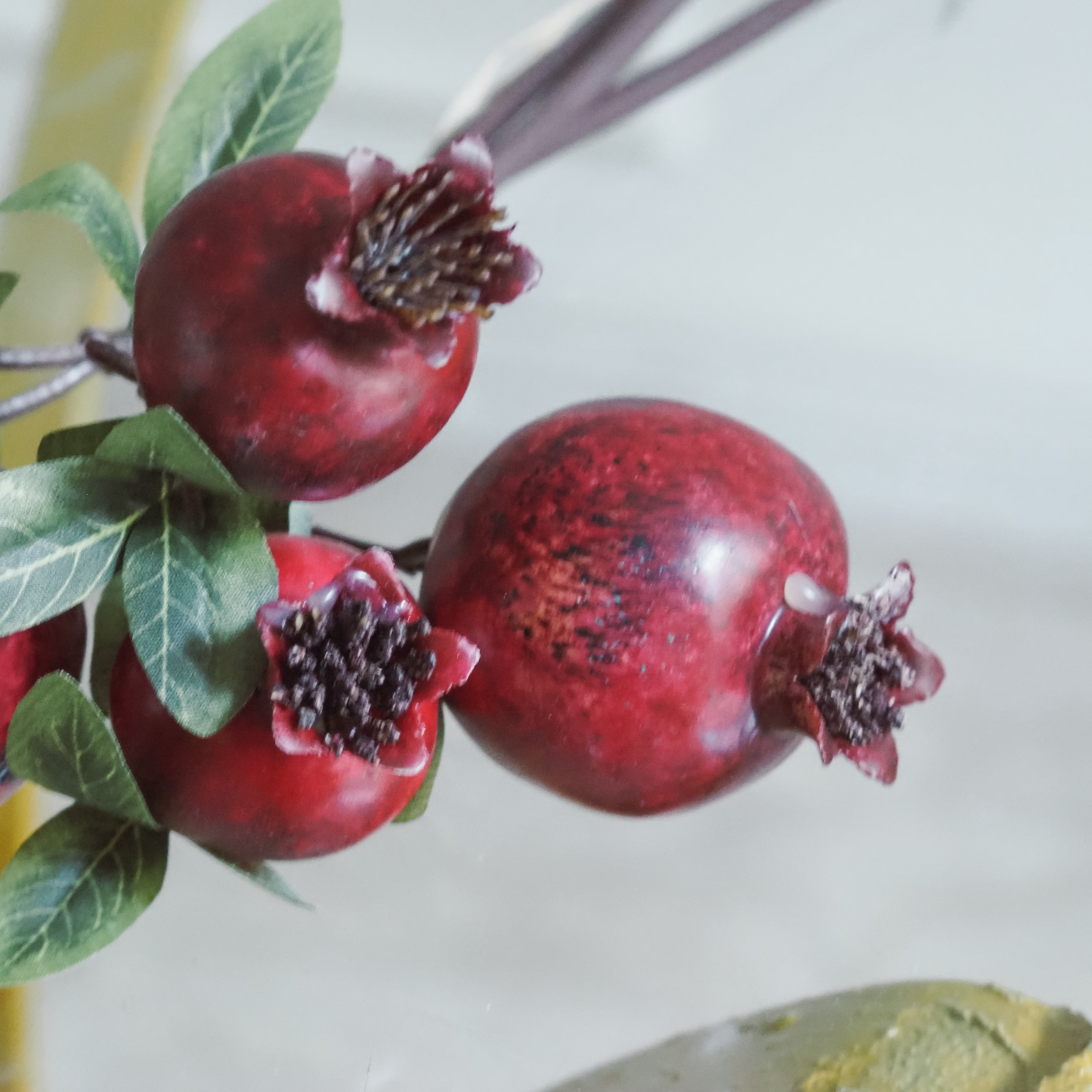 Granatapfelpick · dekorativer Fruchtzweig im klassischen Floristikbezug