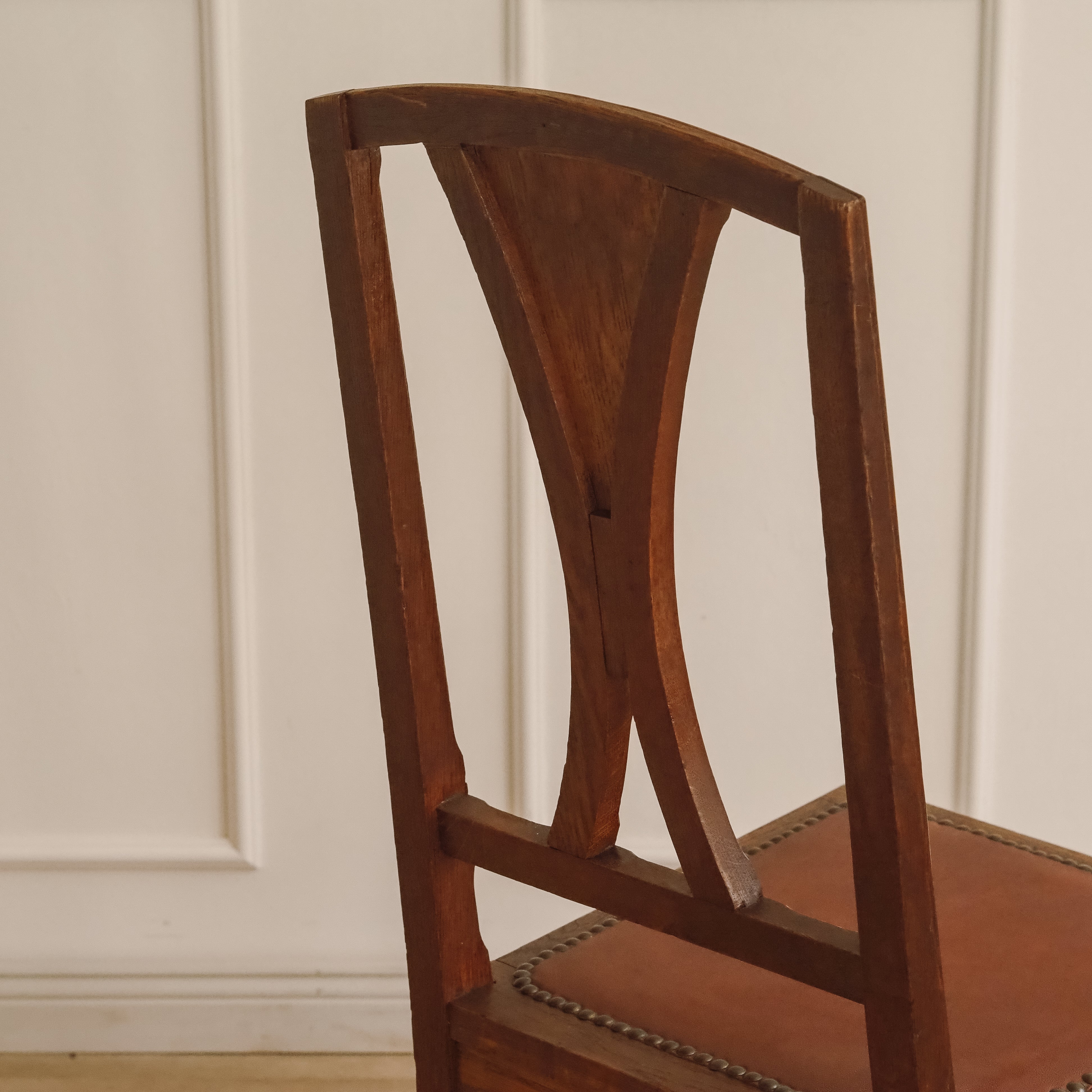 Jugendstil Stuhl mit geschnitztem Obstmotiv um 1900