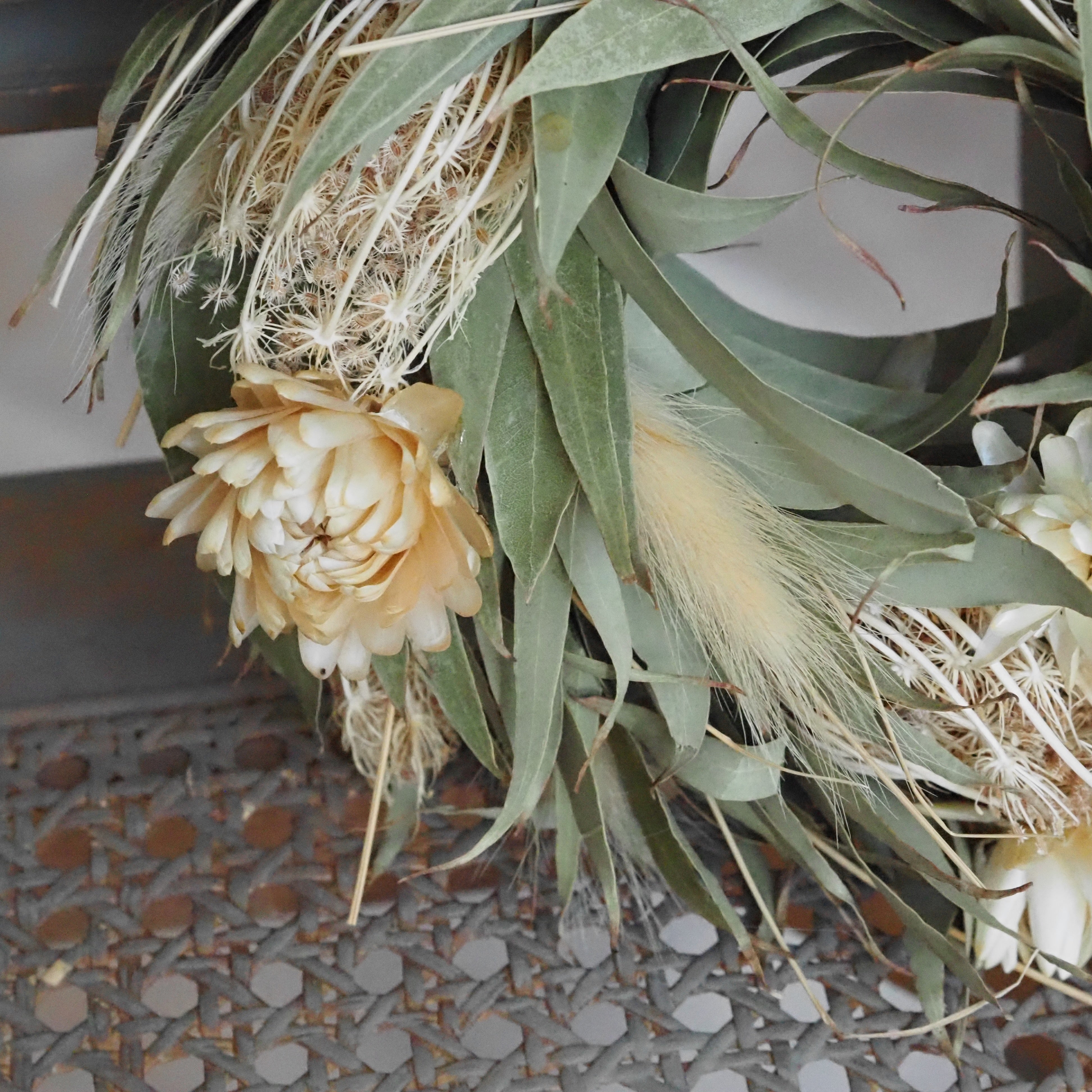Dekokranz Naturtöne · Eukalyptus- und Strohblumenoptik