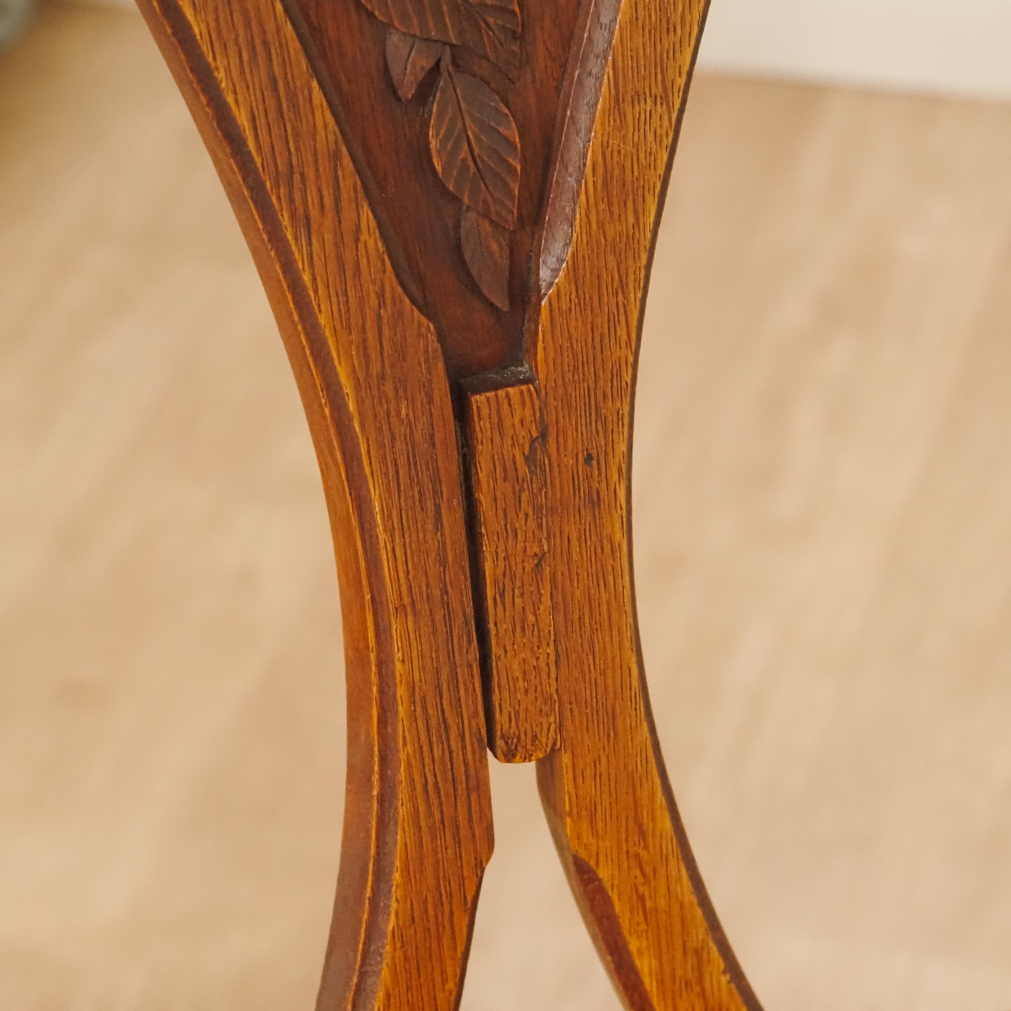 Jugendstil Stuhl mit geschnitztem Obstmotiv um 1900
