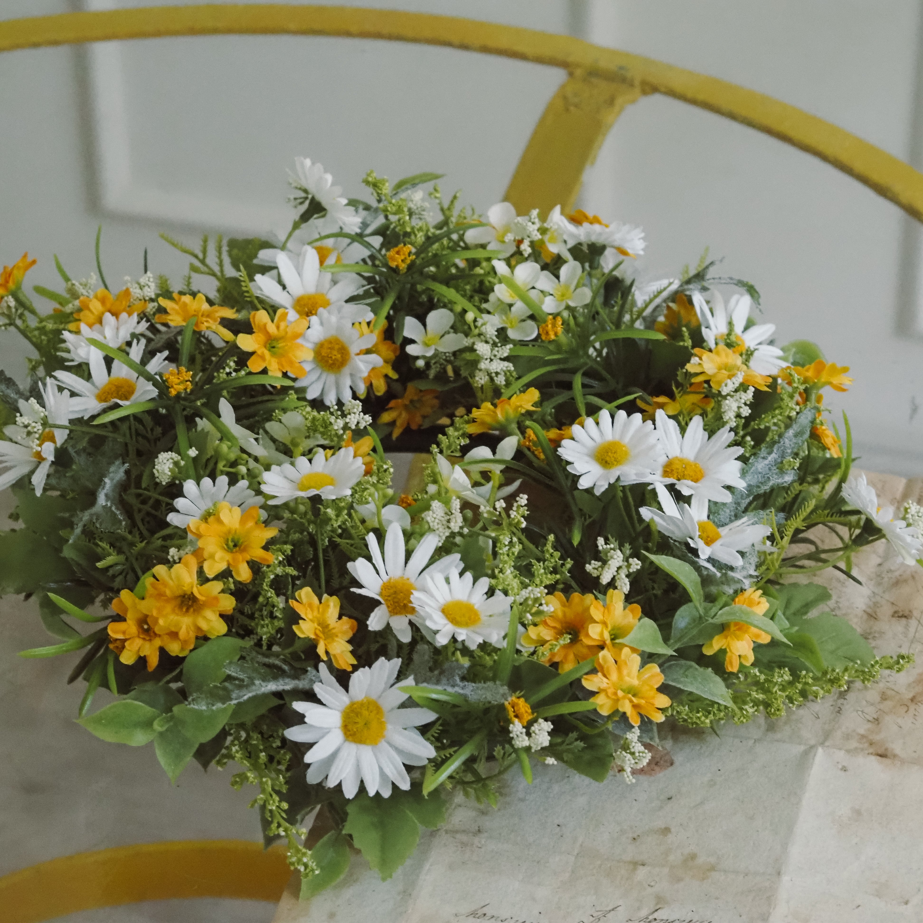 Gänseblümchen-Blütenring · creme-gelb · florale Tischdekoration