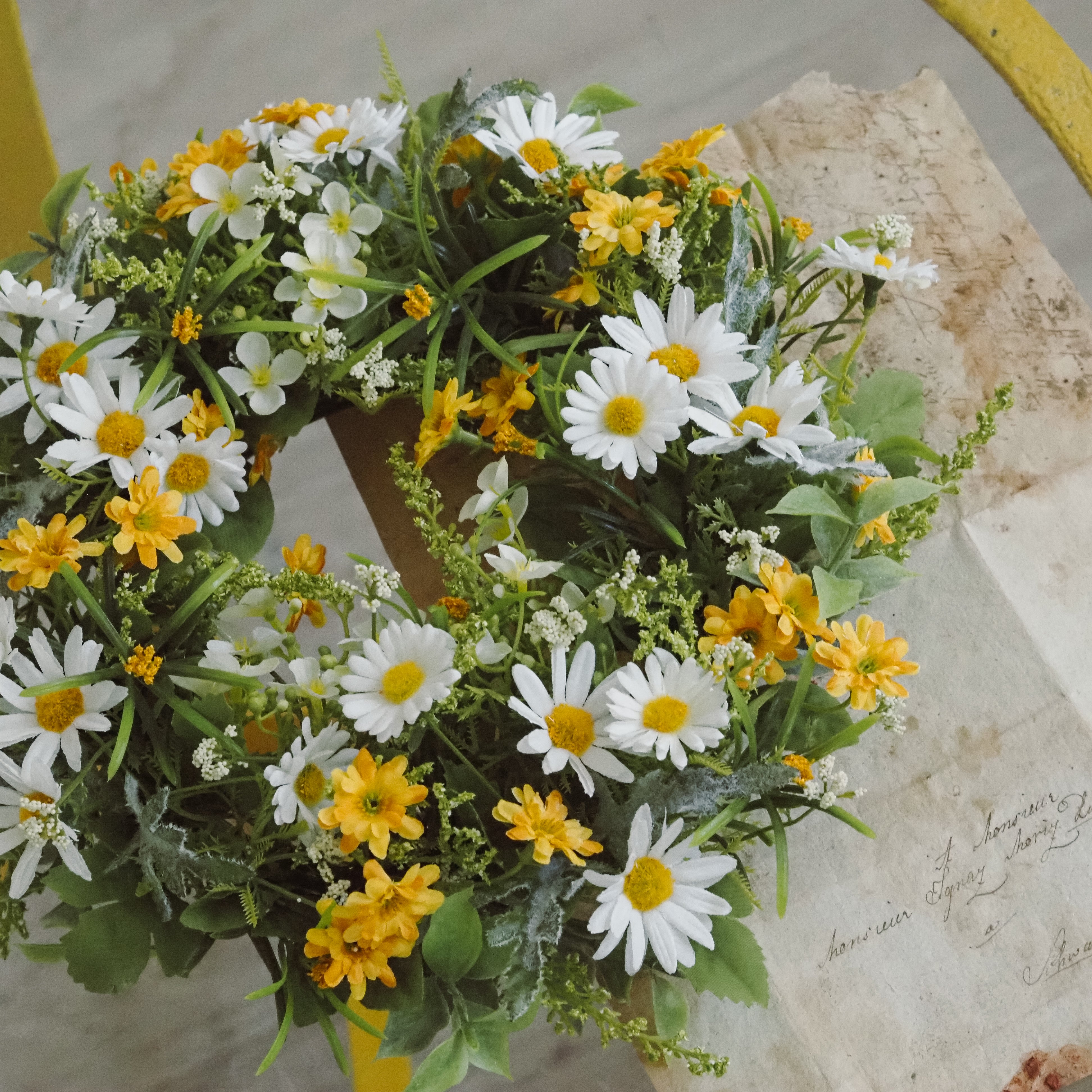 Gänseblümchen-Blütenring · creme-gelb · florale Tischdekoration