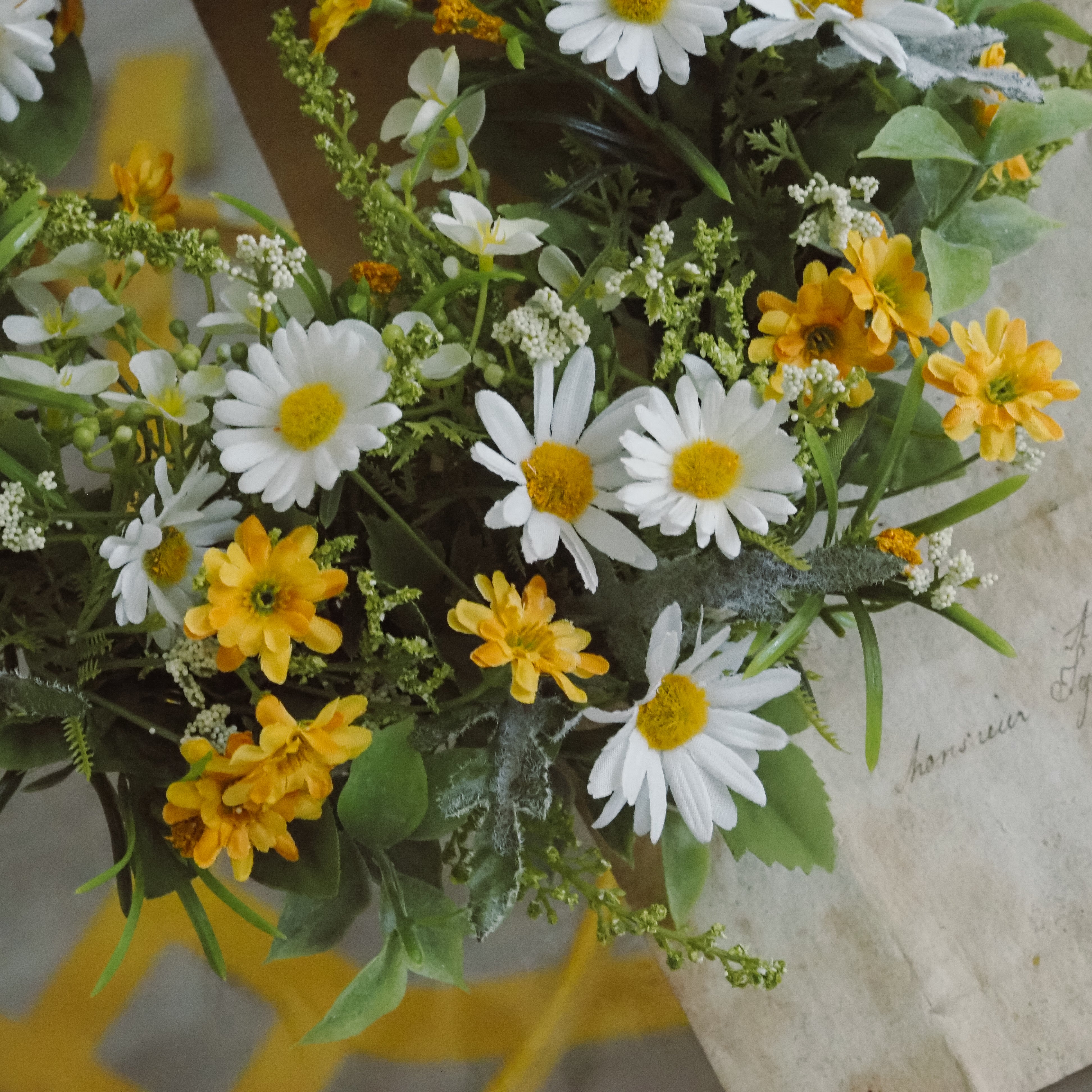 Gänseblümchen-Blütenring · creme-gelb · florale Tischdekoration