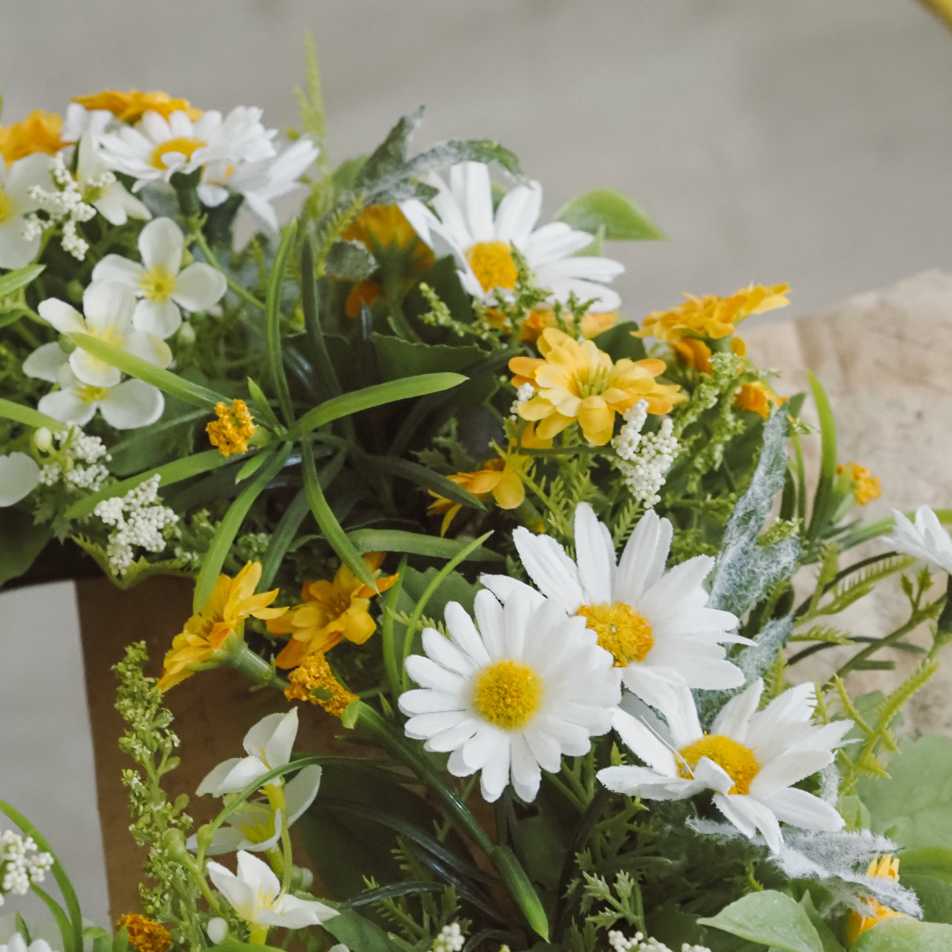 Gänseblümchen-Blütenring · creme-gelb · florale Tischdekoration