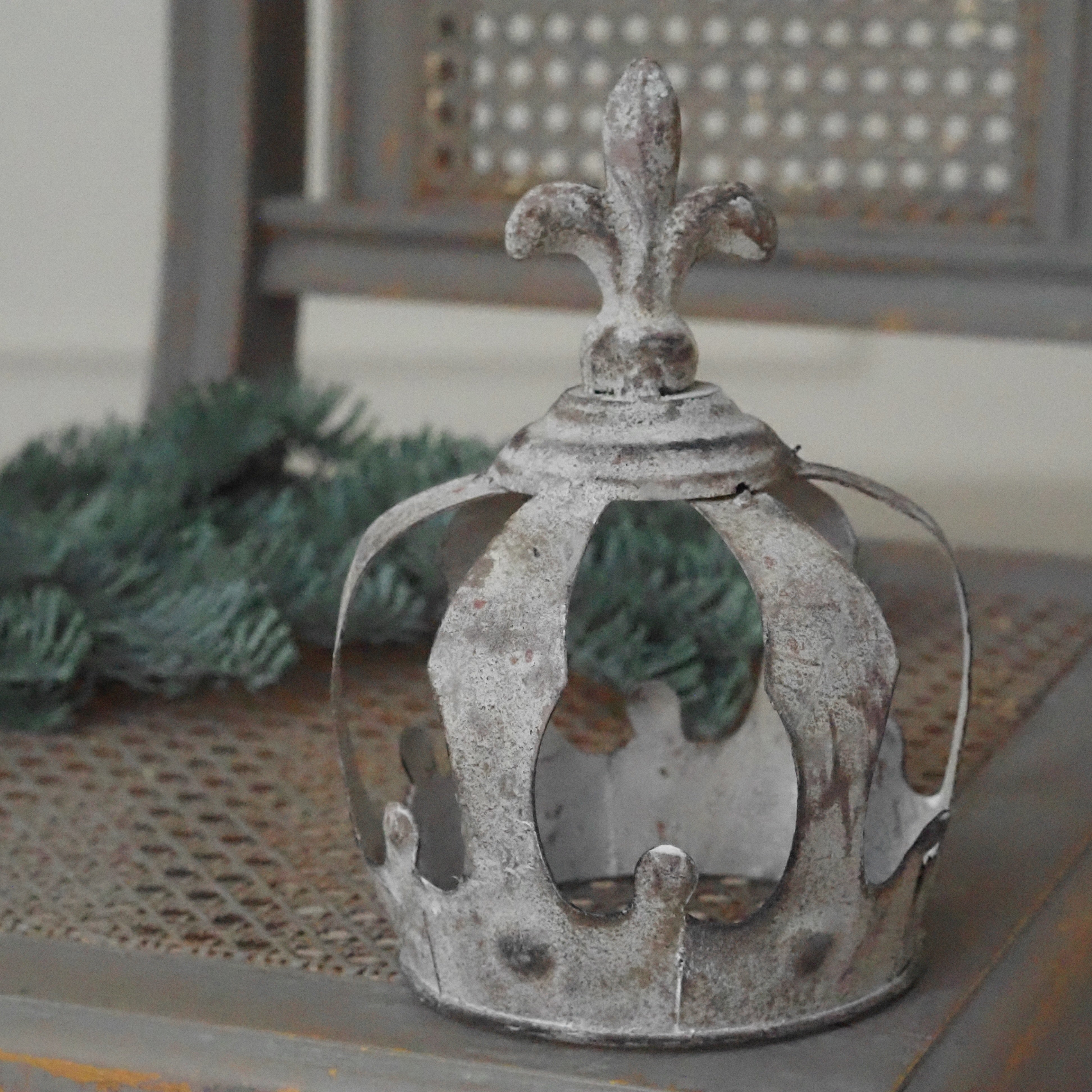 Dekokrone Weiß · Metallkrone mit Lilienspitze im Barockstil
