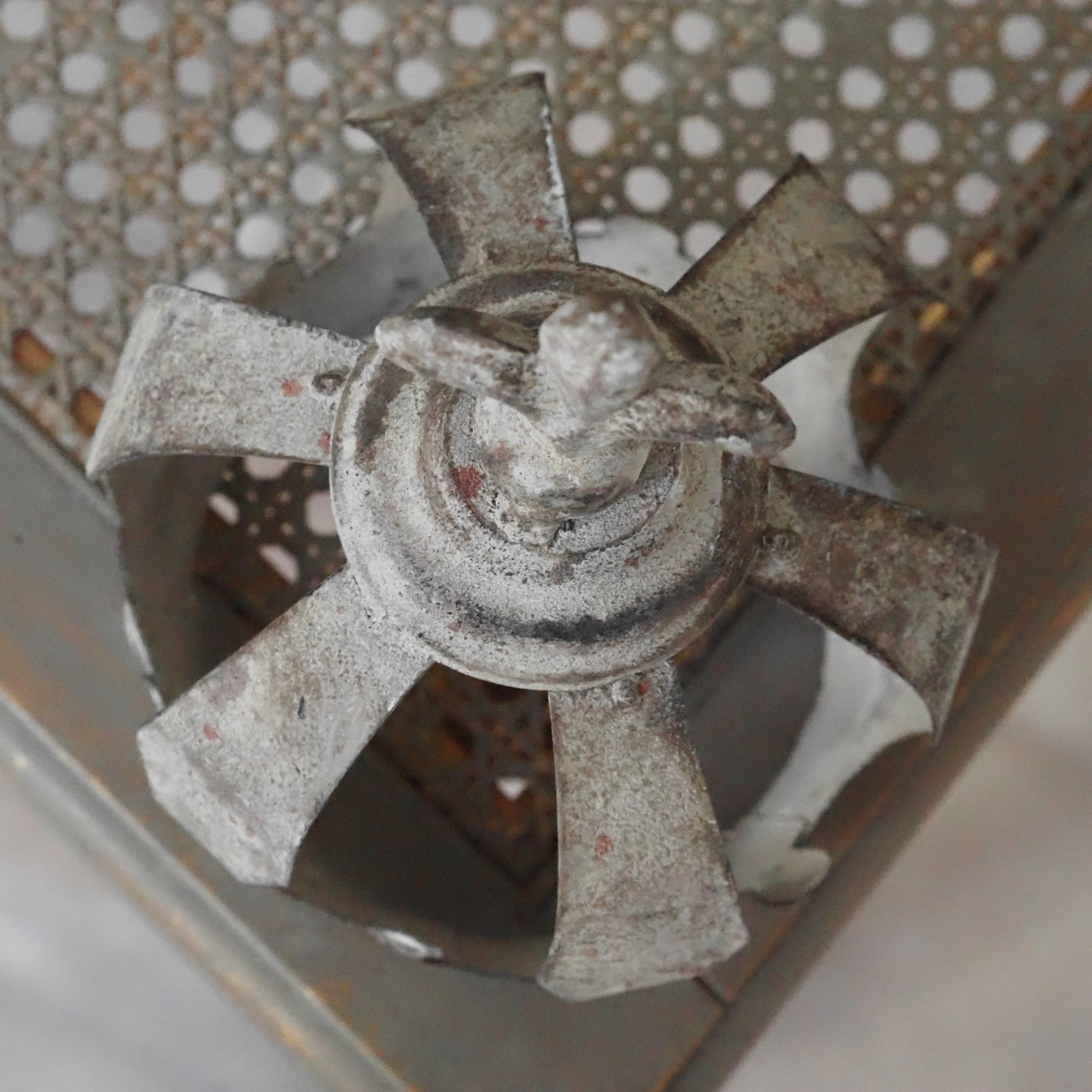 Dekokrone Weiß · Metallkrone mit Lilienspitze im Barockstil