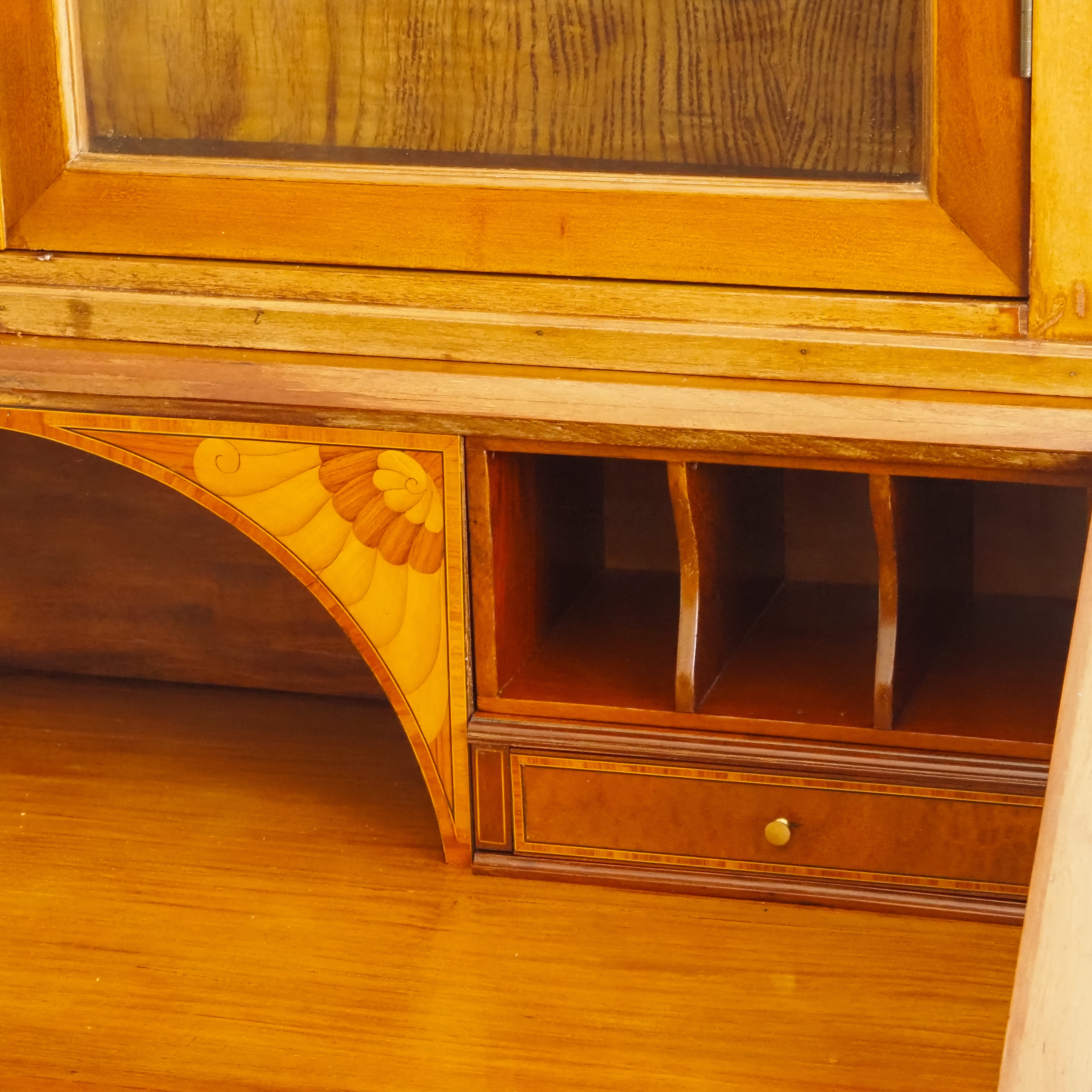 Sekretär mit Aufsatzvitrine um 1900