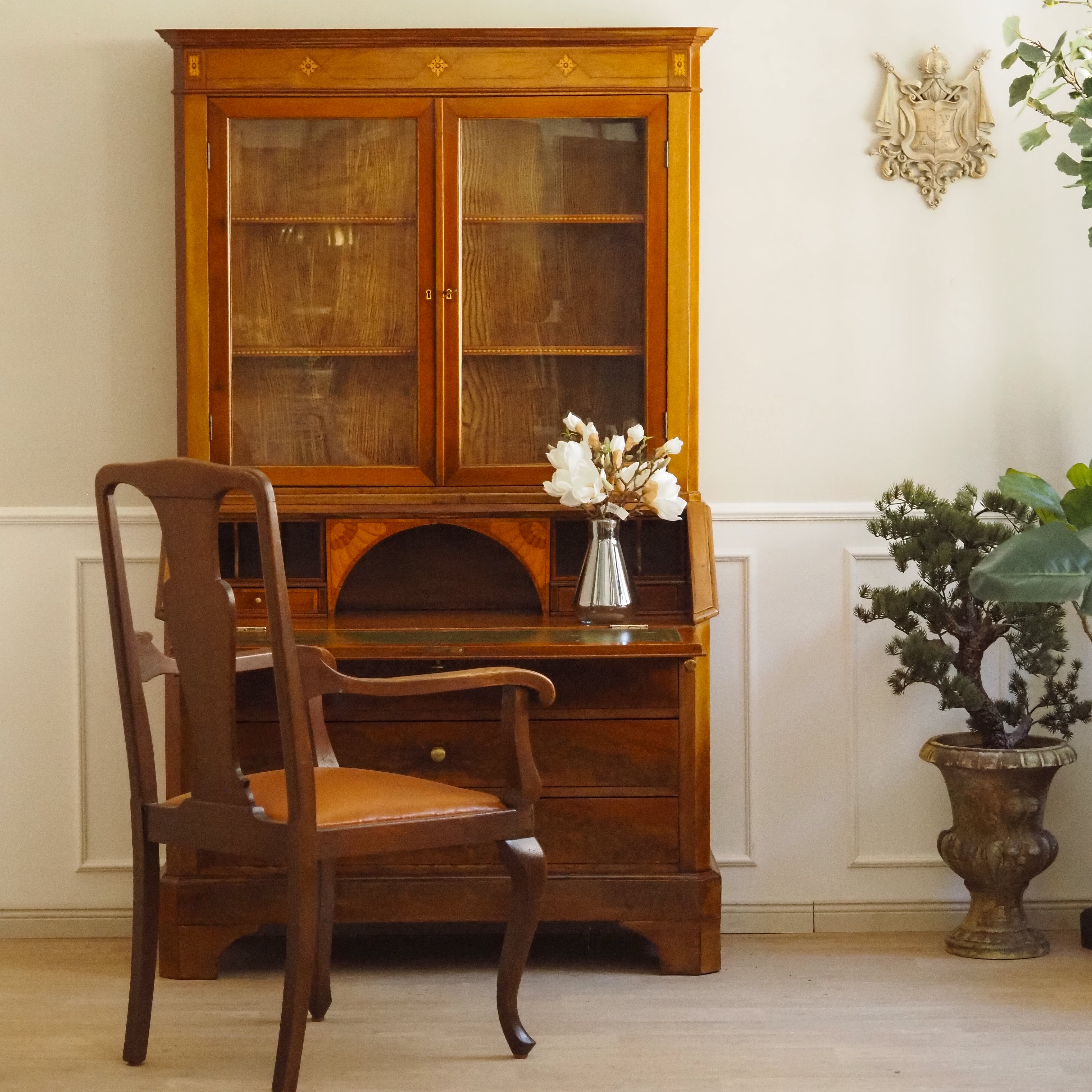 Sekretär mit Aufsatzvitrine um 1900