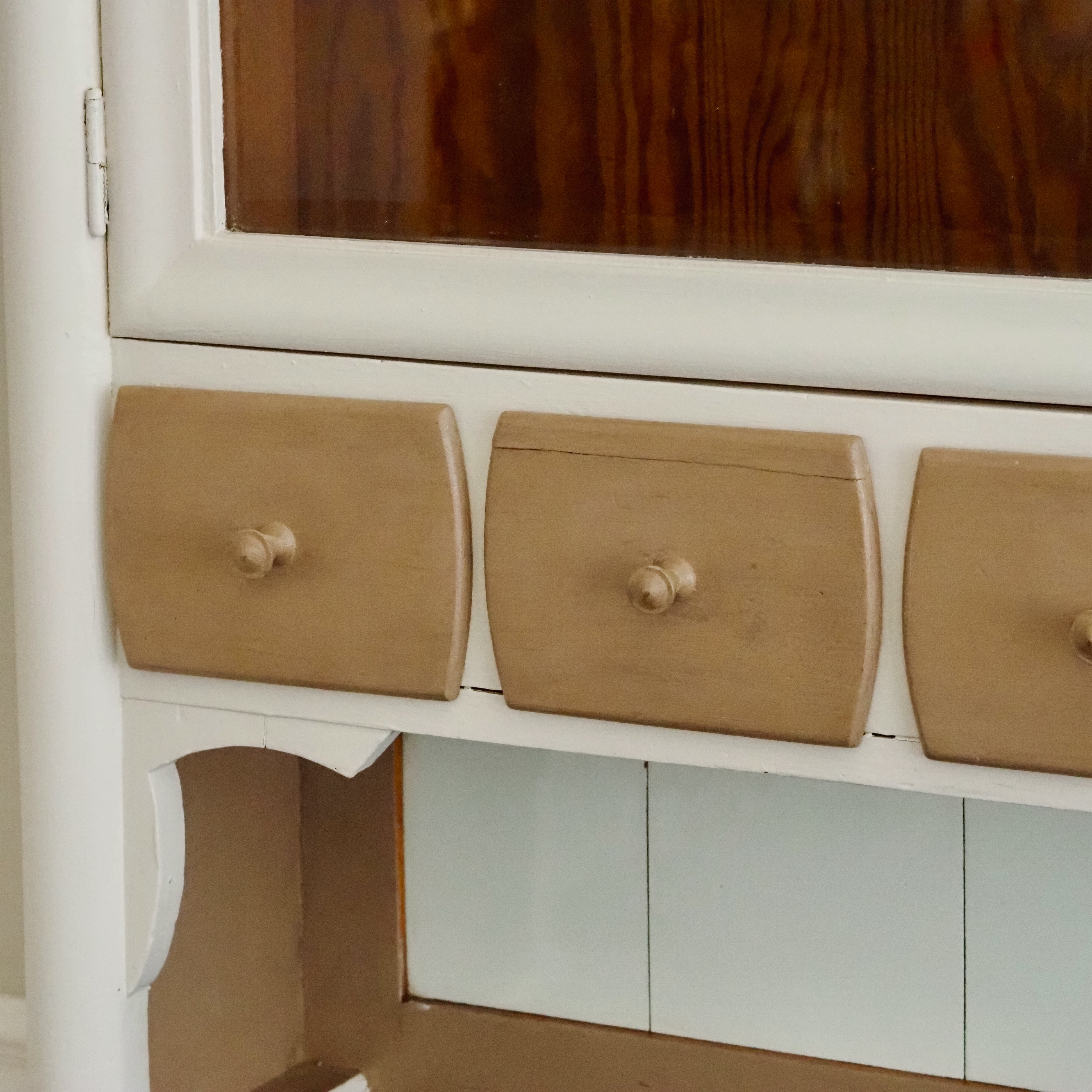 Vintage Küchenbuffet umgestaltet in weiss - Glasvitrine mit Gewürzschubladen 50er
