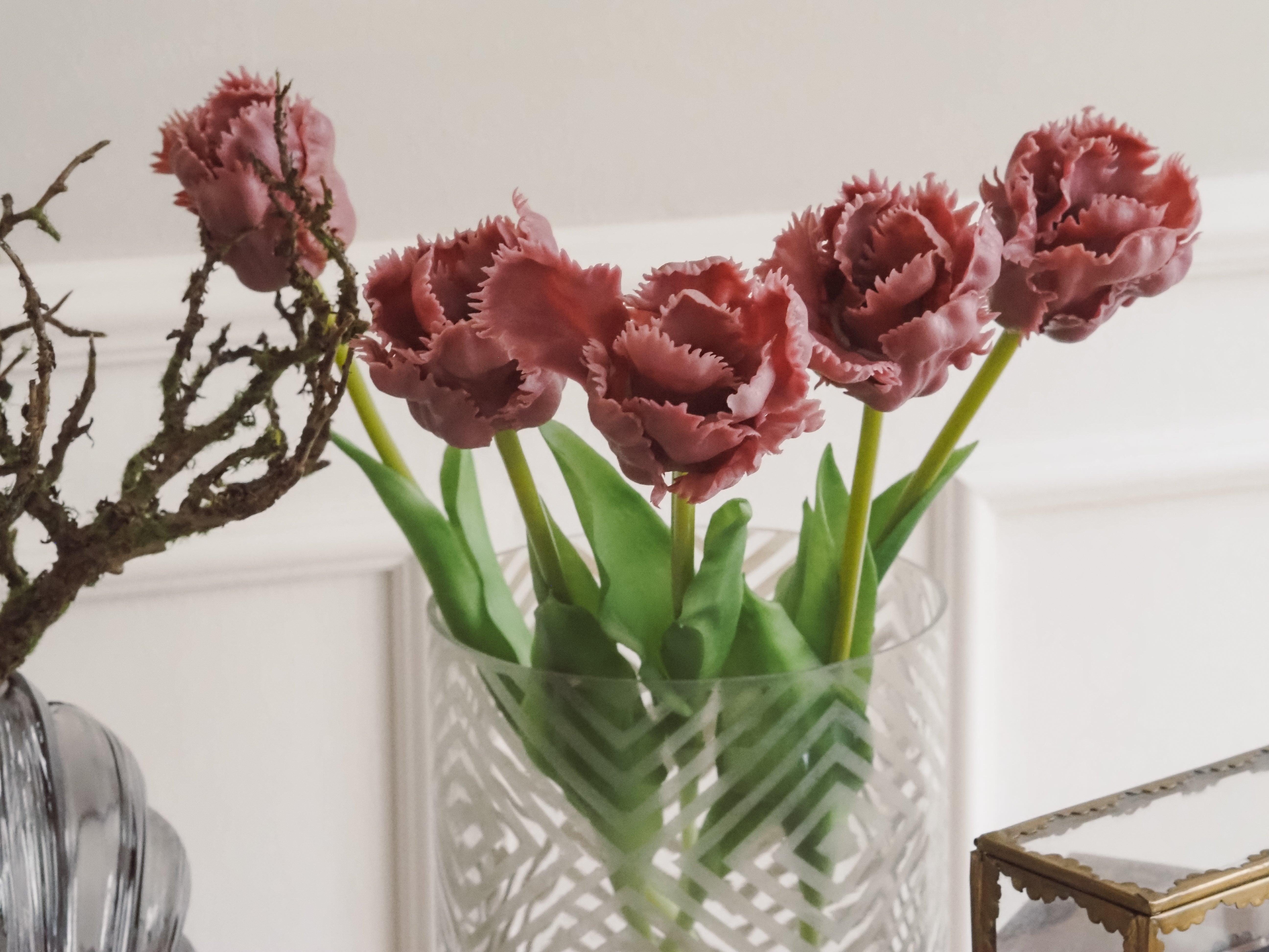 Papagei-Tulpen Bündel · dekorative Frühlingsblüten in dunklem Rosa, Kunstblumen