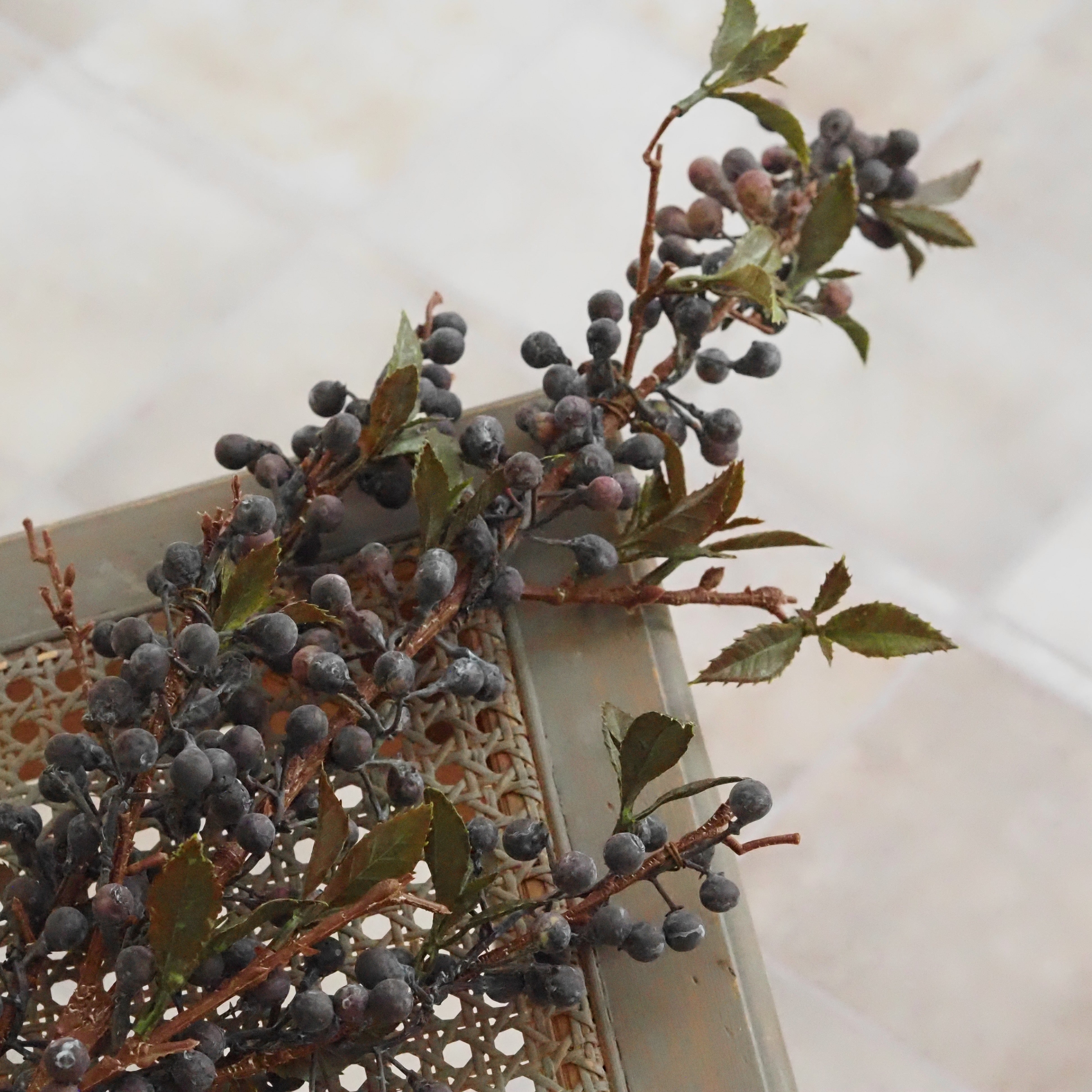 Beerenzweig Blau · Naturnahe Herbstdekoration Landhaus