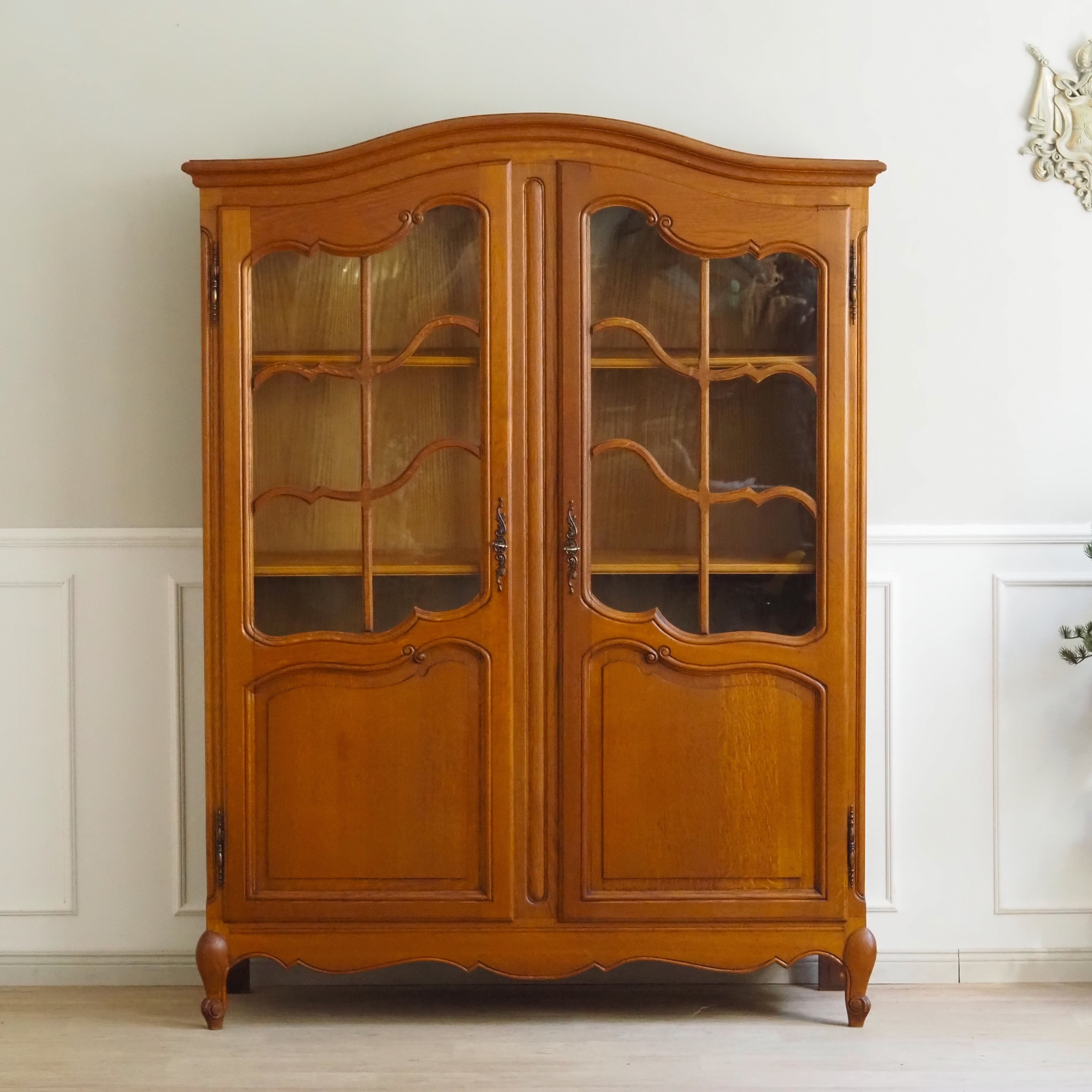 Vitrinenschrank aus Eiche mit Glasfront im französischen Stil