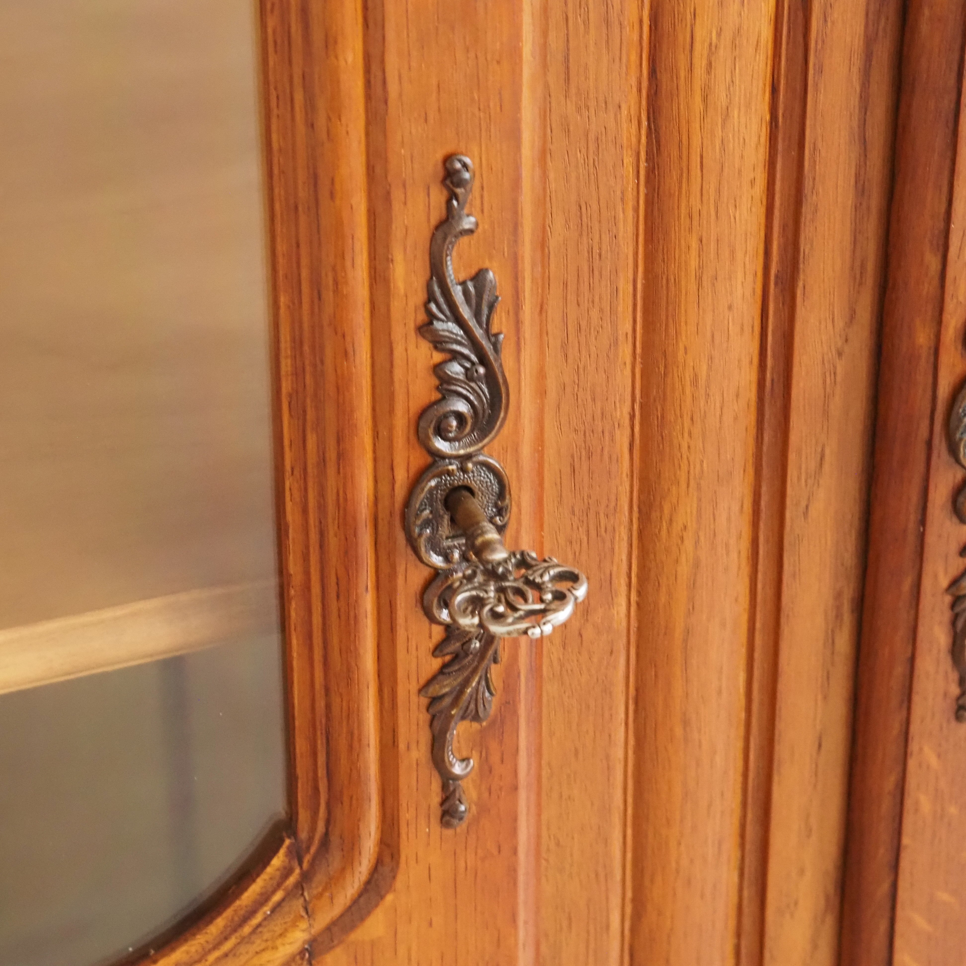 Vitrinenschrank aus Eiche mit Glasfront im französischen Stil