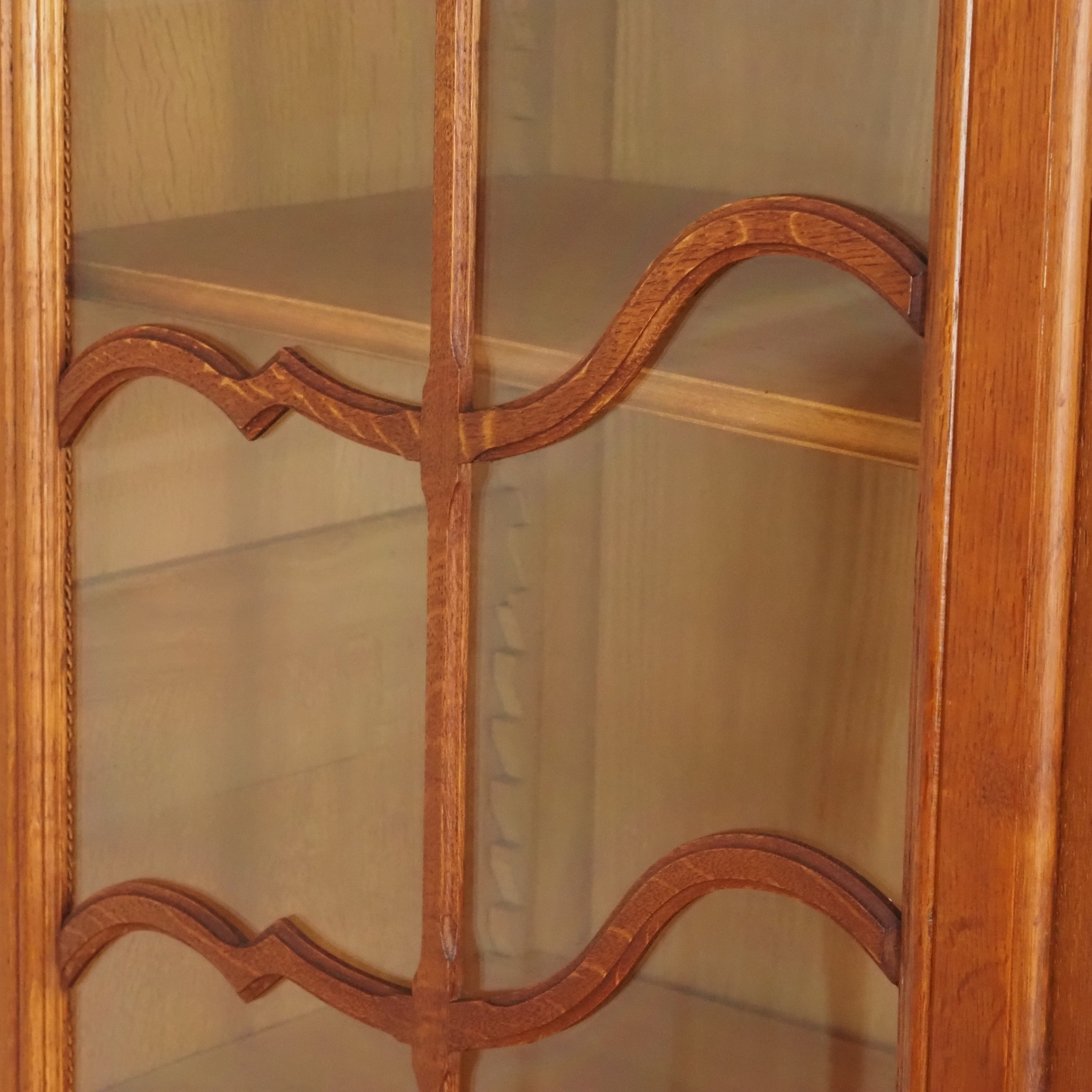 Vitrinenschrank aus Eiche mit Glasfront im französischen Stil
