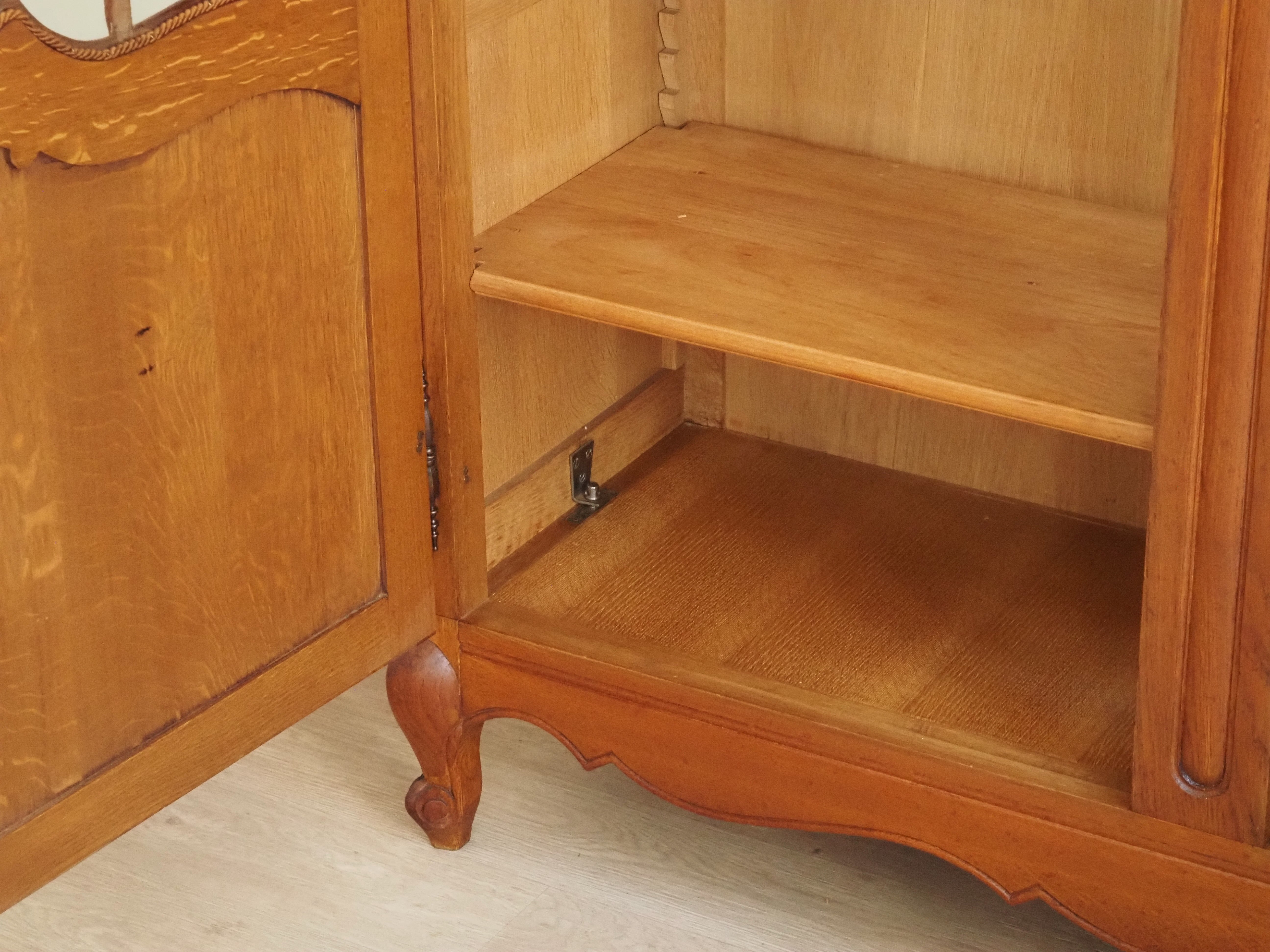 Vitrinenschrank aus Eiche mit Glasfront im französischen Stil