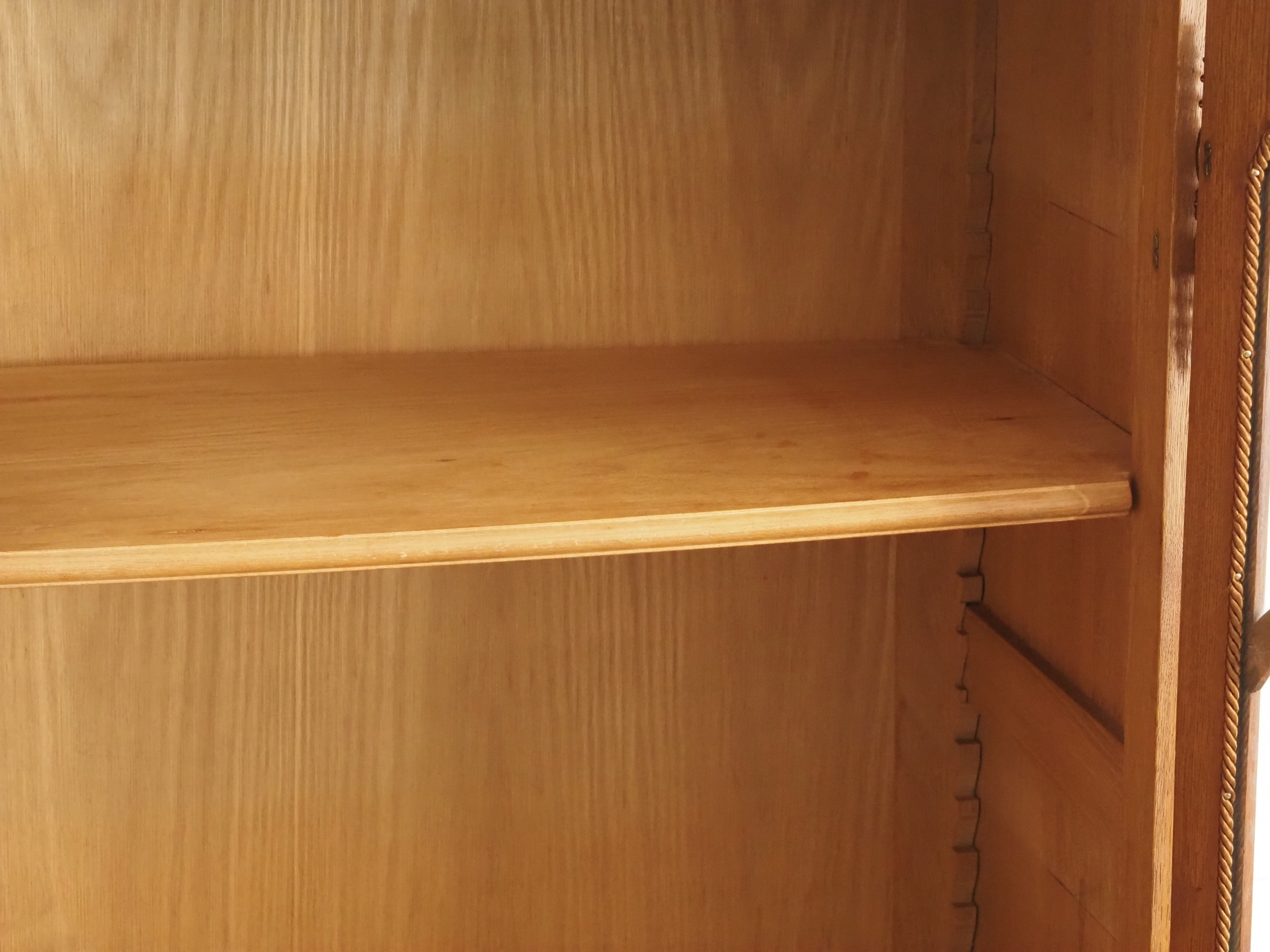 Vitrinenschrank aus Eiche mit Glasfront im französischen Stil