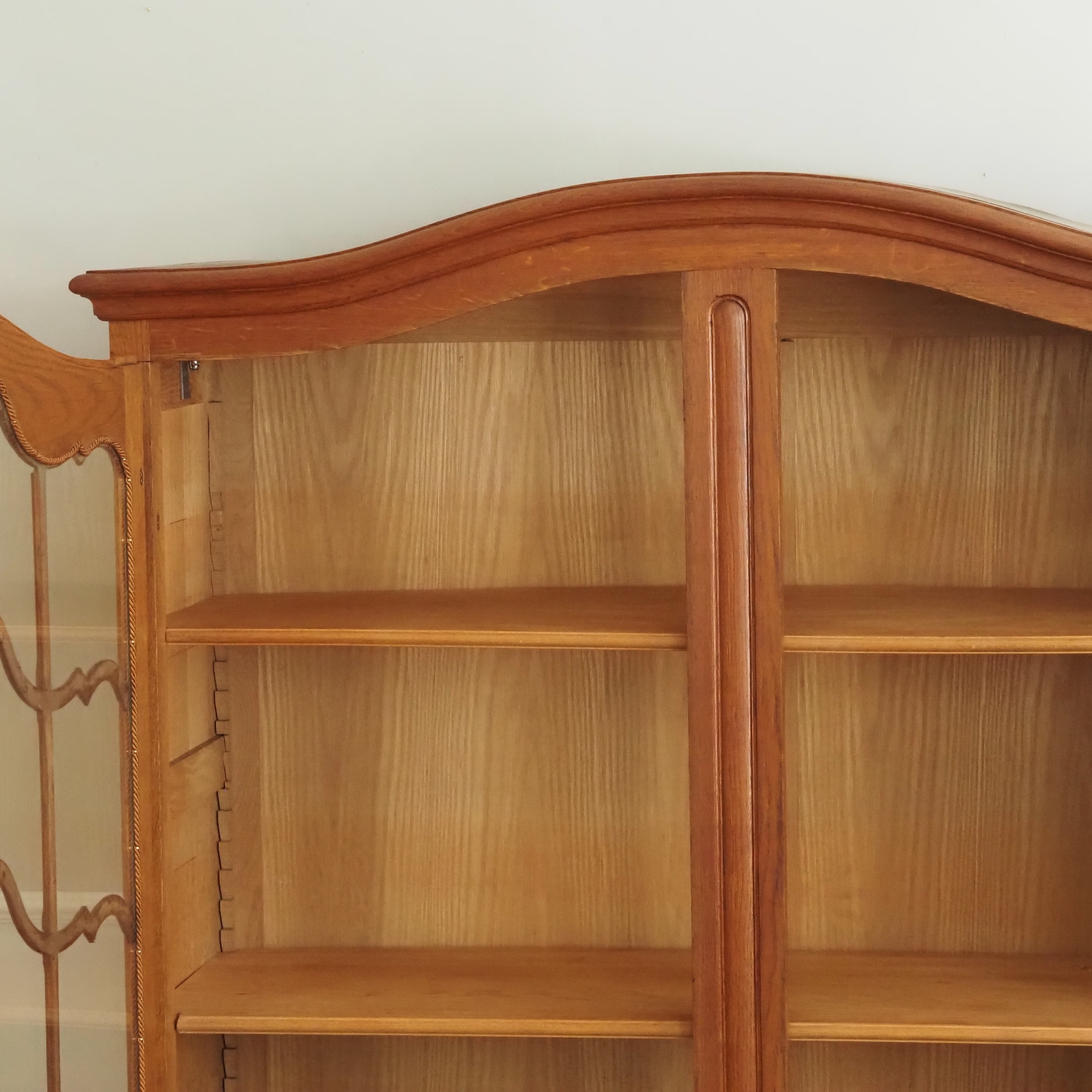 Vitrinenschrank aus Eiche mit Glasfront im französischen Stil