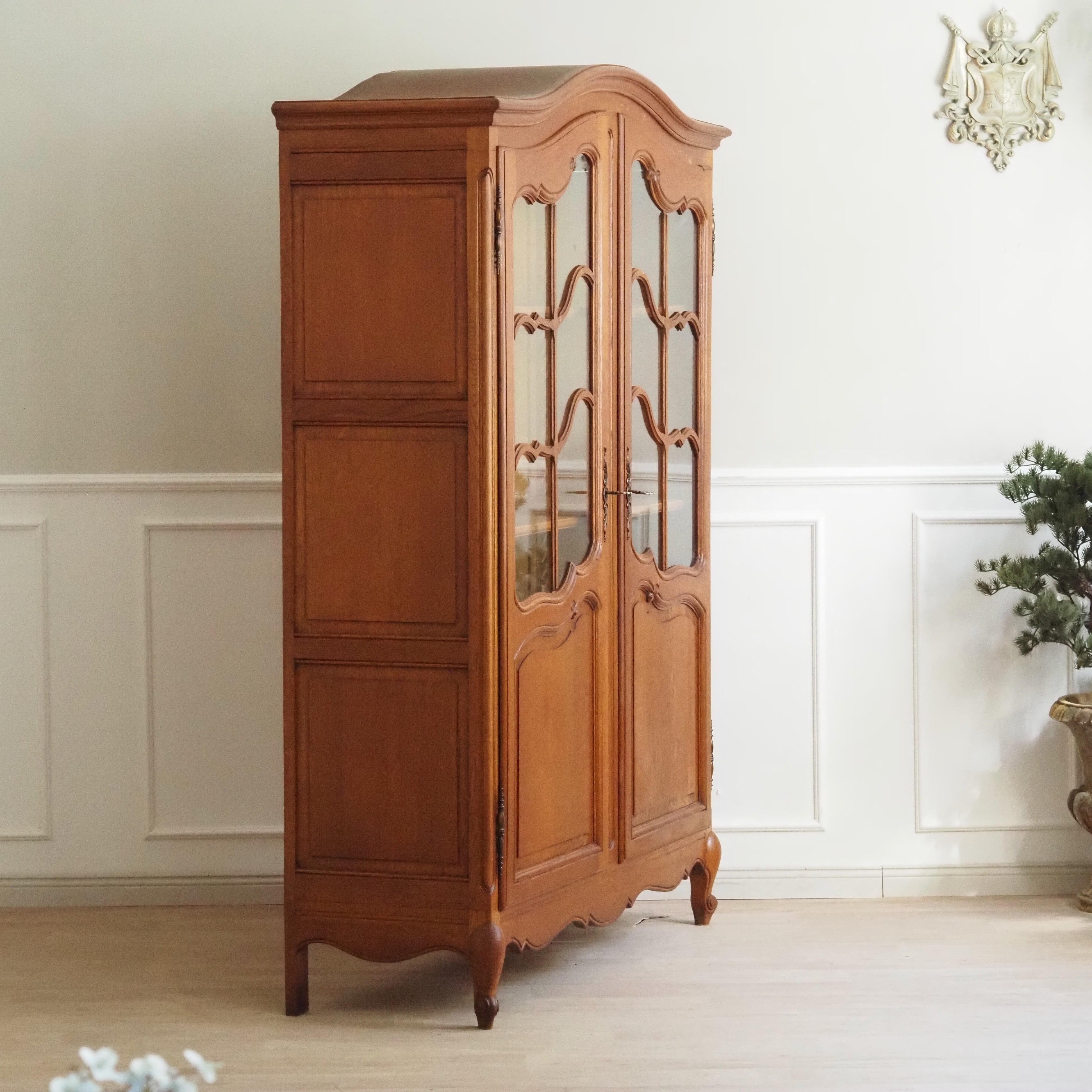 Vitrinenschrank aus Eiche mit Glasfront im französischen Stil