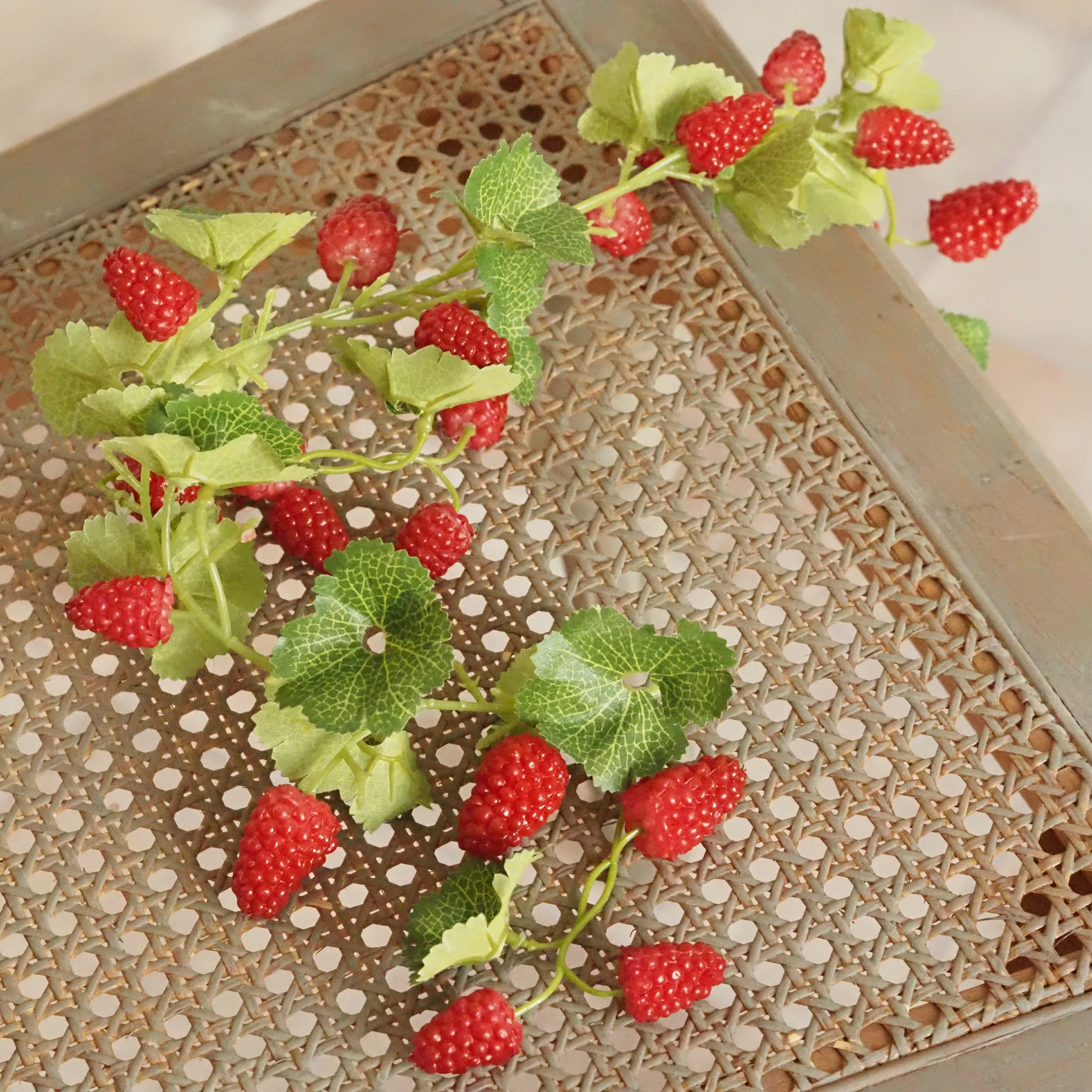Himbeer-Girlande Rot · Fruchtranke mit textilem Blattwerk