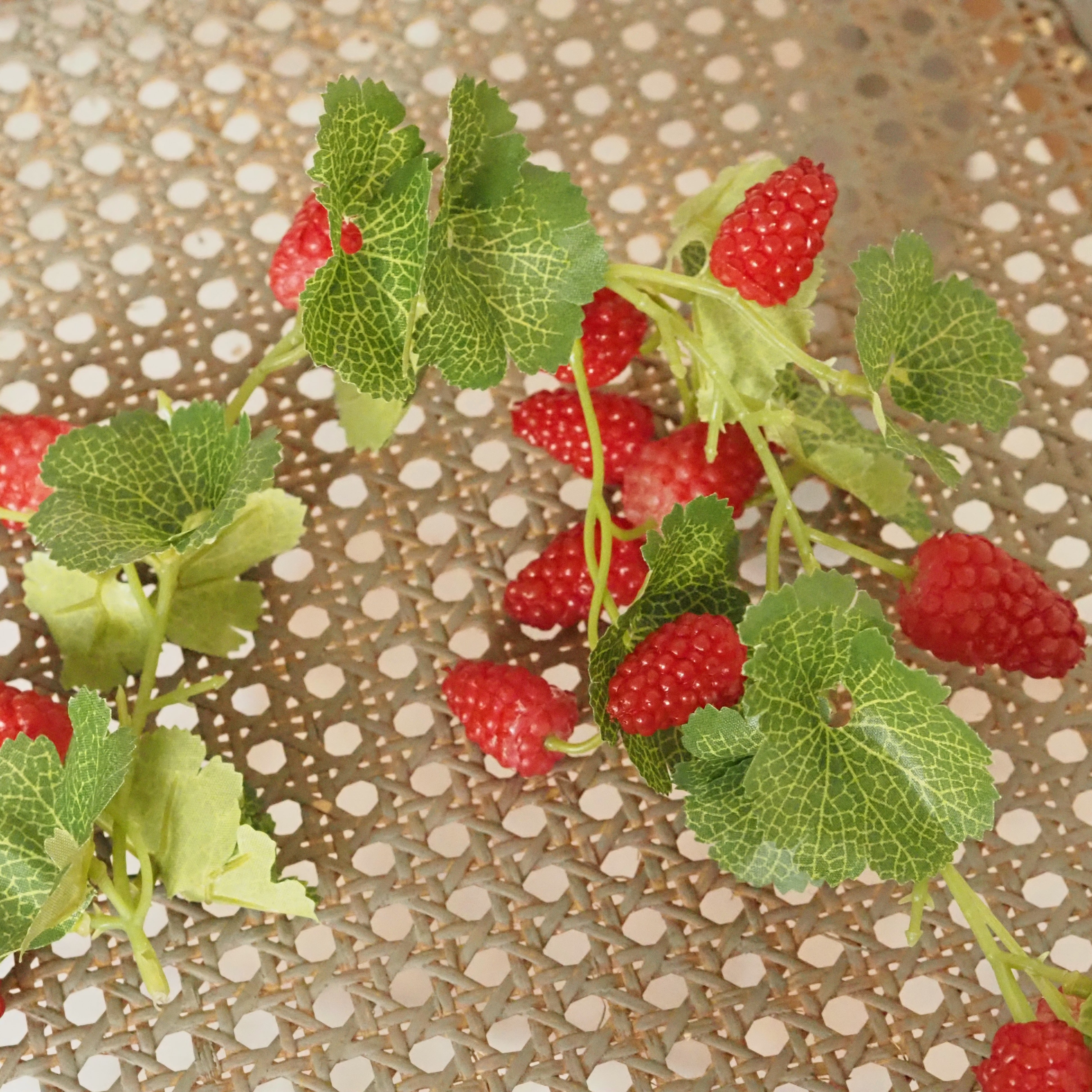 Himbeer-Girlande Rot · Fruchtranke mit textilem Blattwerk