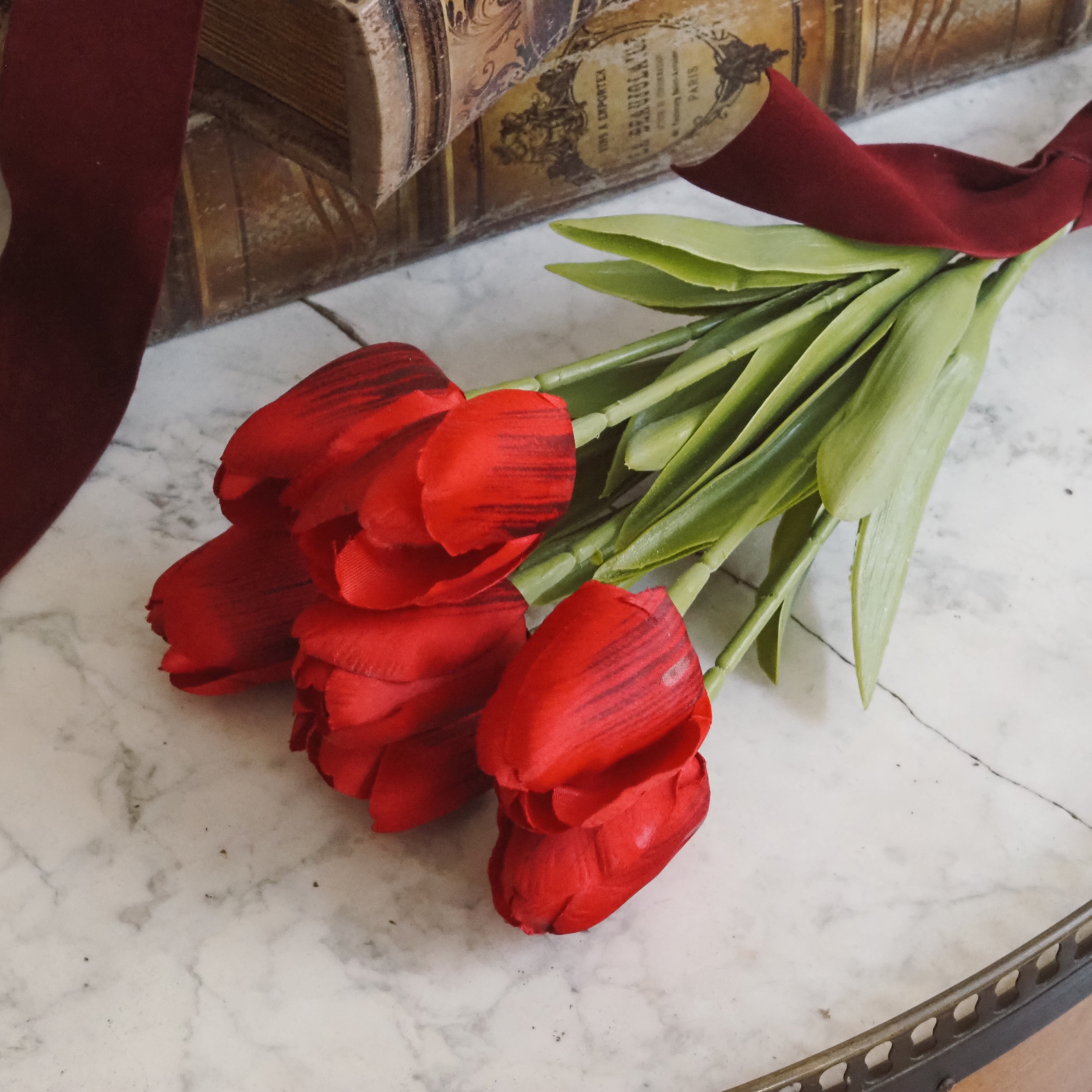 Tulpenbund · rote Textiltulpen mit Schleife · Dekorationsblumen Frühling
