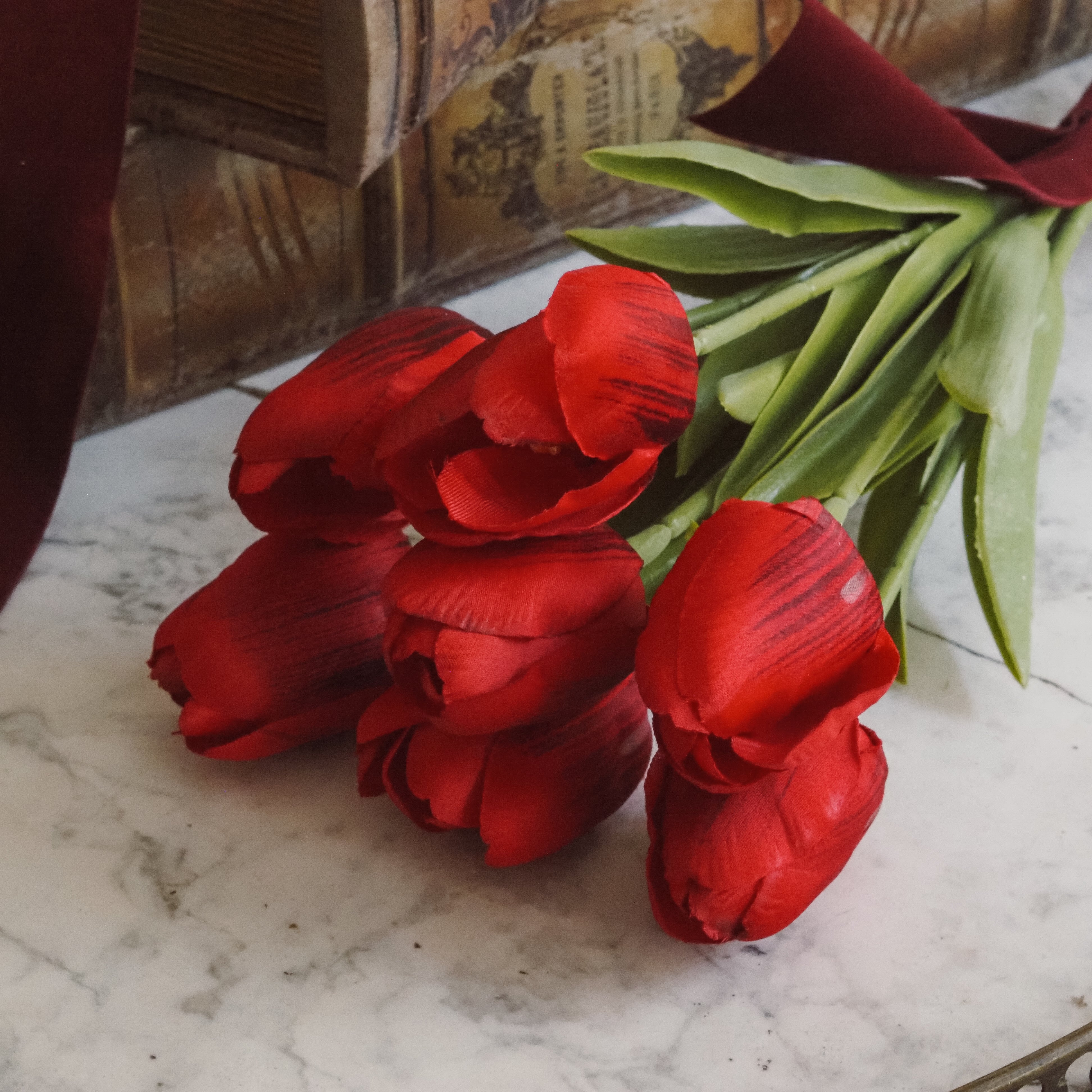 Tulpenbund · rote Textiltulpen mit Schleife · Dekorationsblumen Frühling