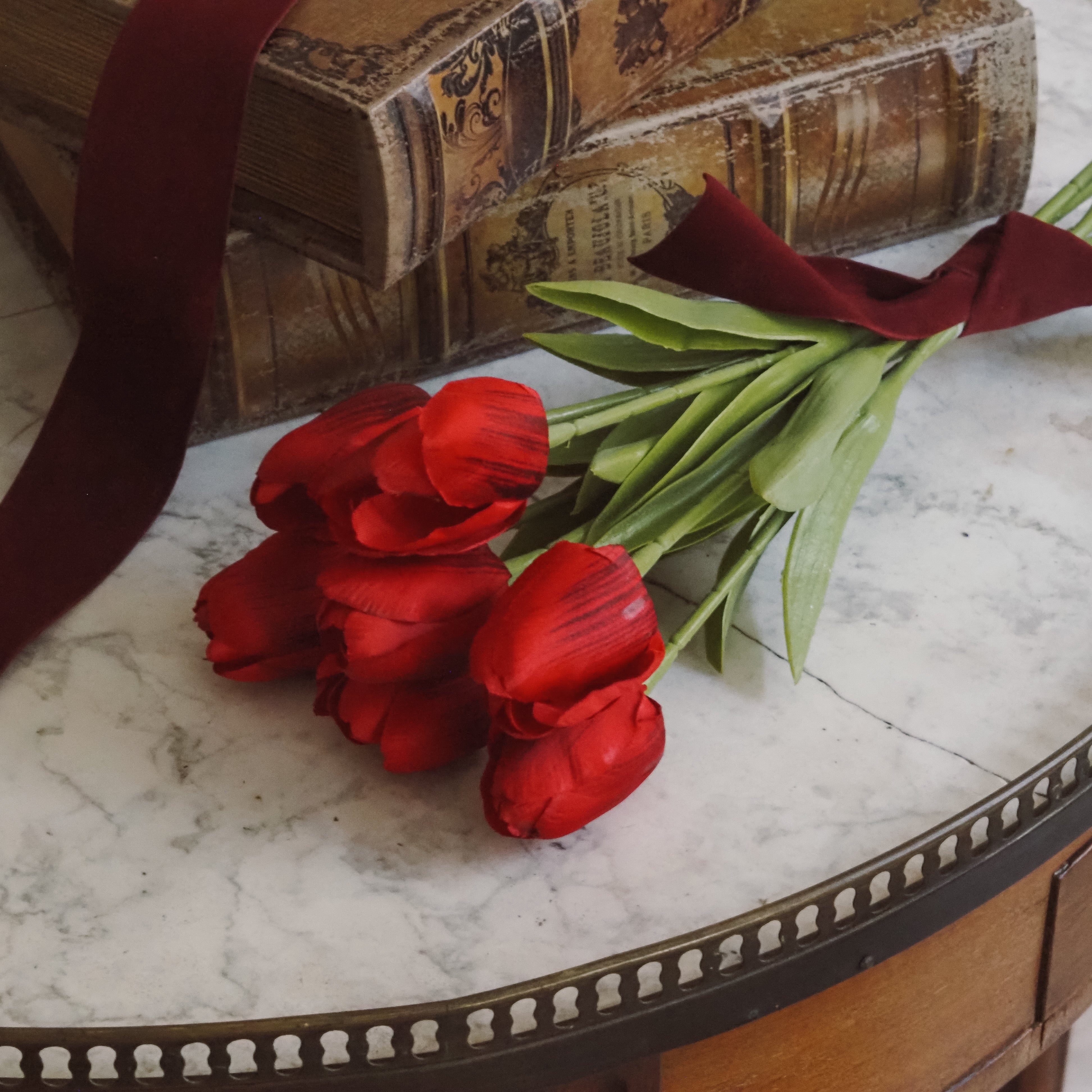 Tulpenbund · rote Textiltulpen mit Schleife · Dekorationsblumen Frühling