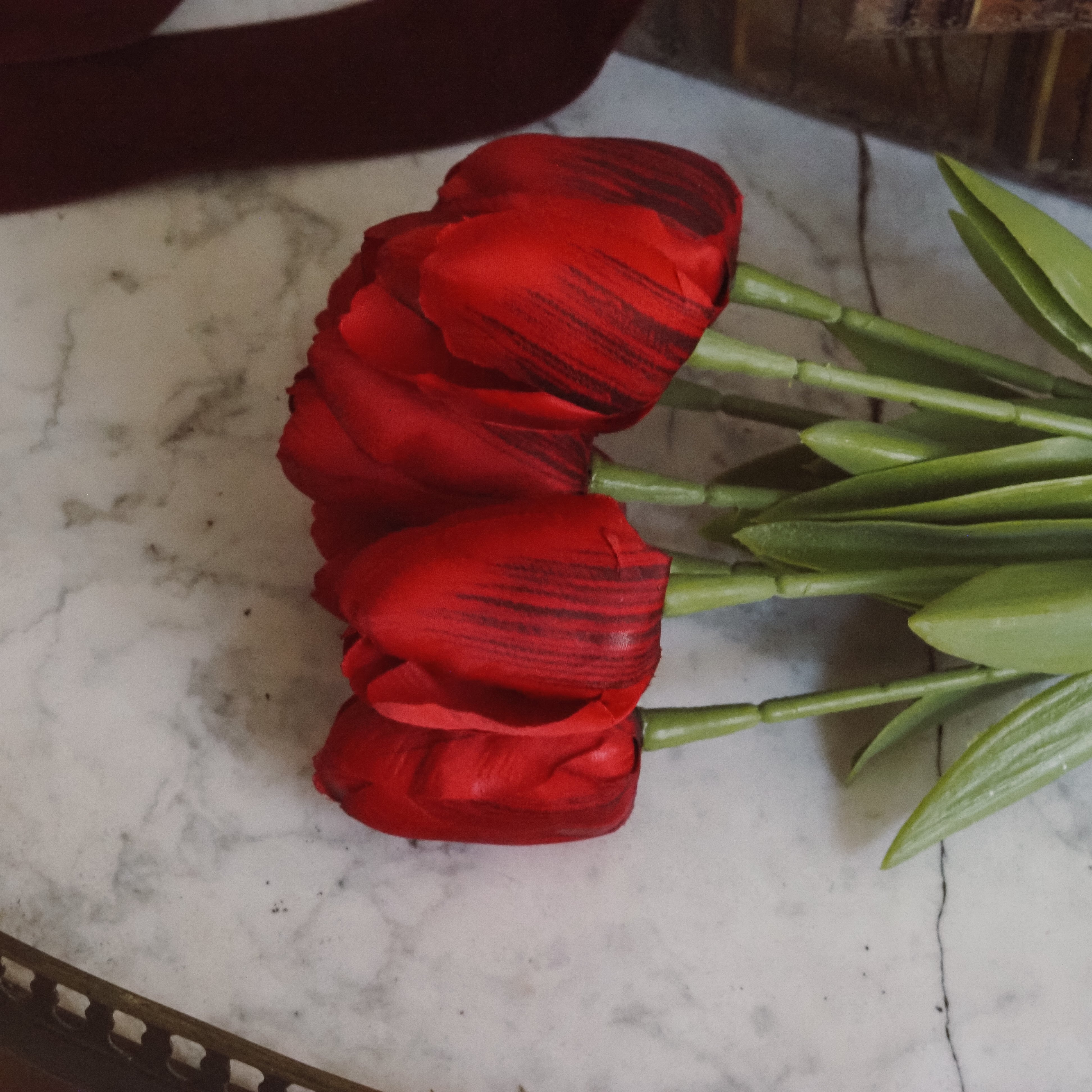 Tulpenbund · rote Textiltulpen mit Schleife · Dekorationsblumen Frühling
