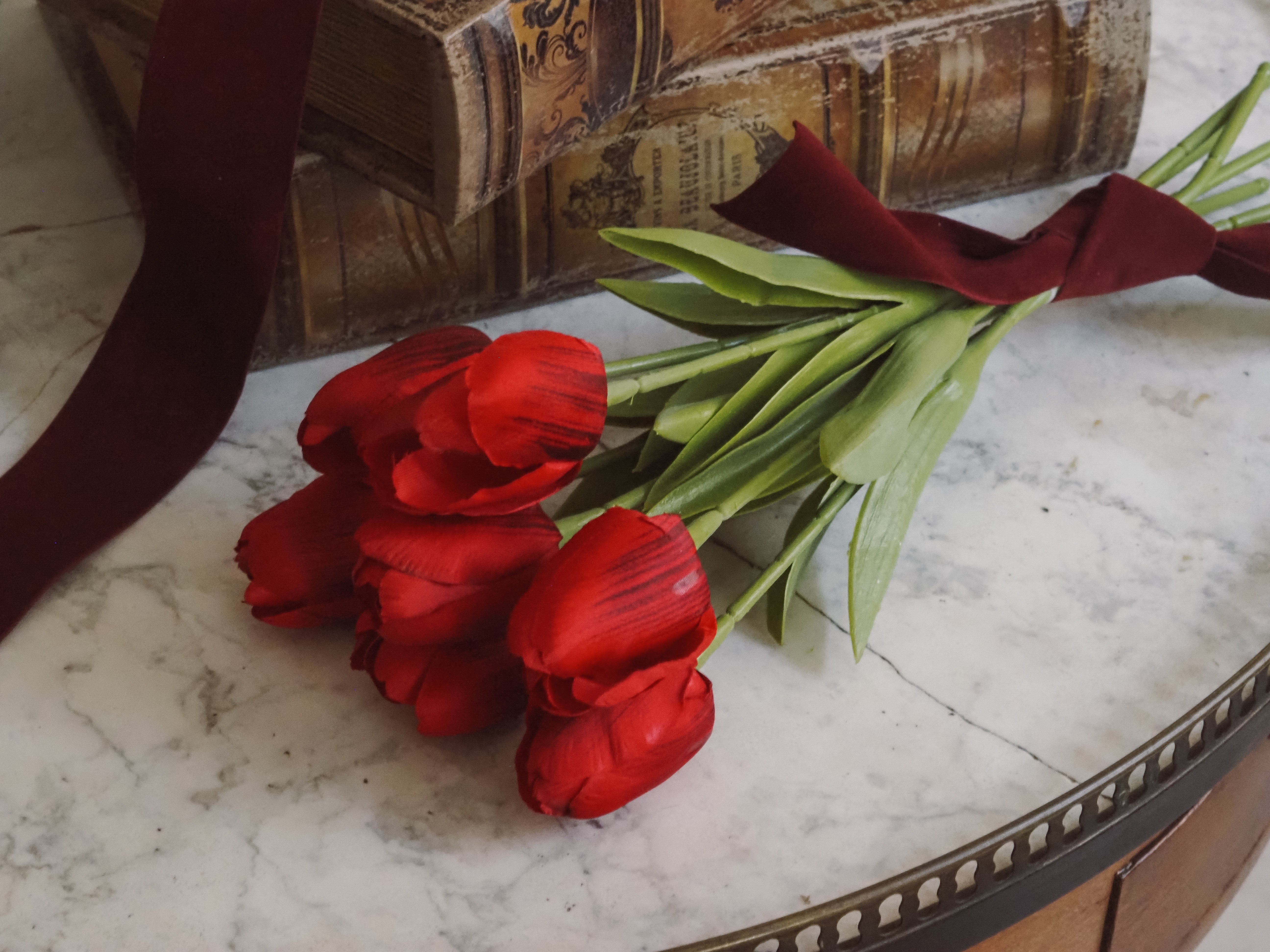 Tulpenbund · rote Textiltulpen mit Schleife · Dekorationsblumen Frühling