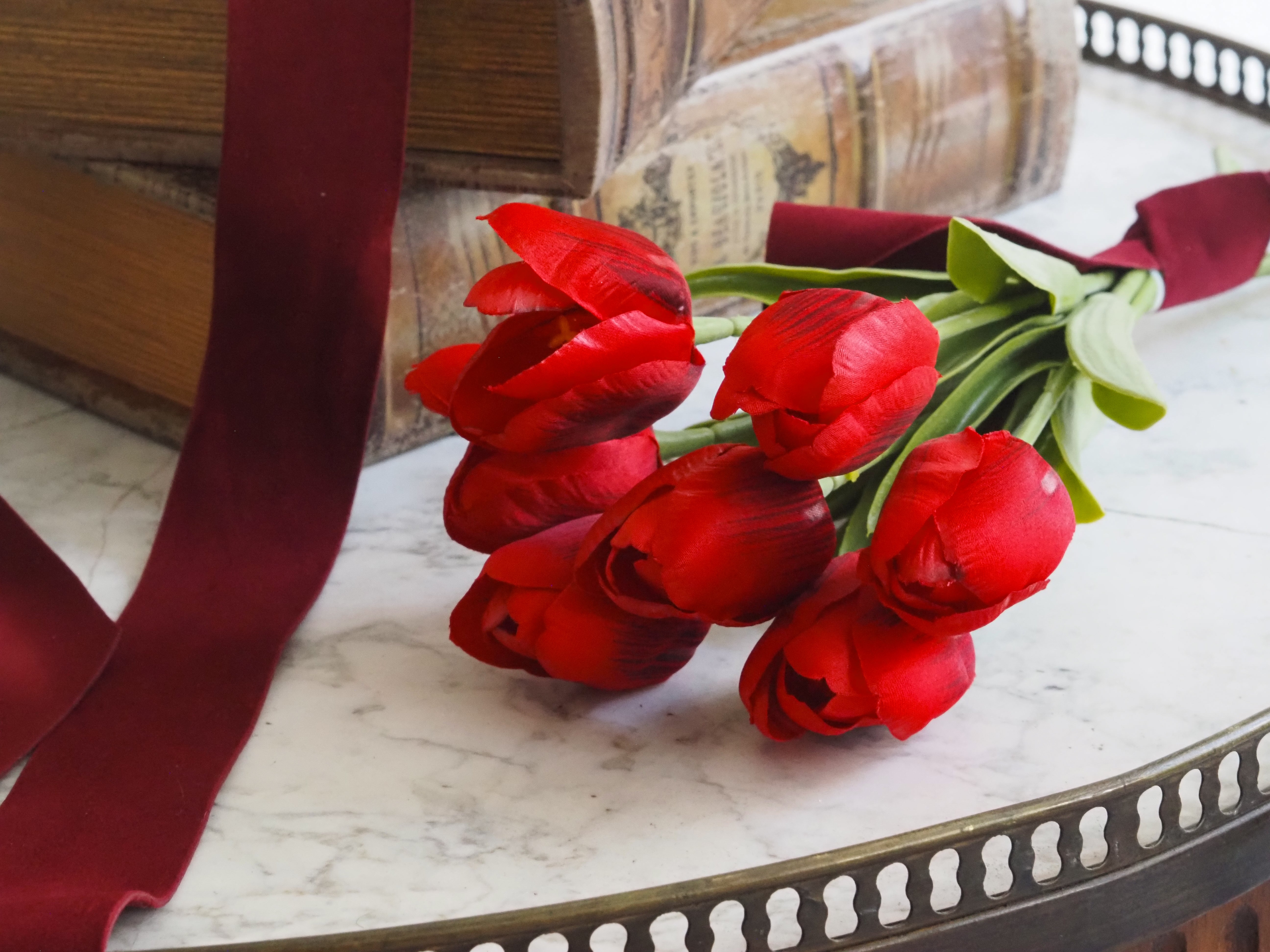 Tulpenbund · rote Textiltulpen mit Schleife · Dekorationsblumen Frühling