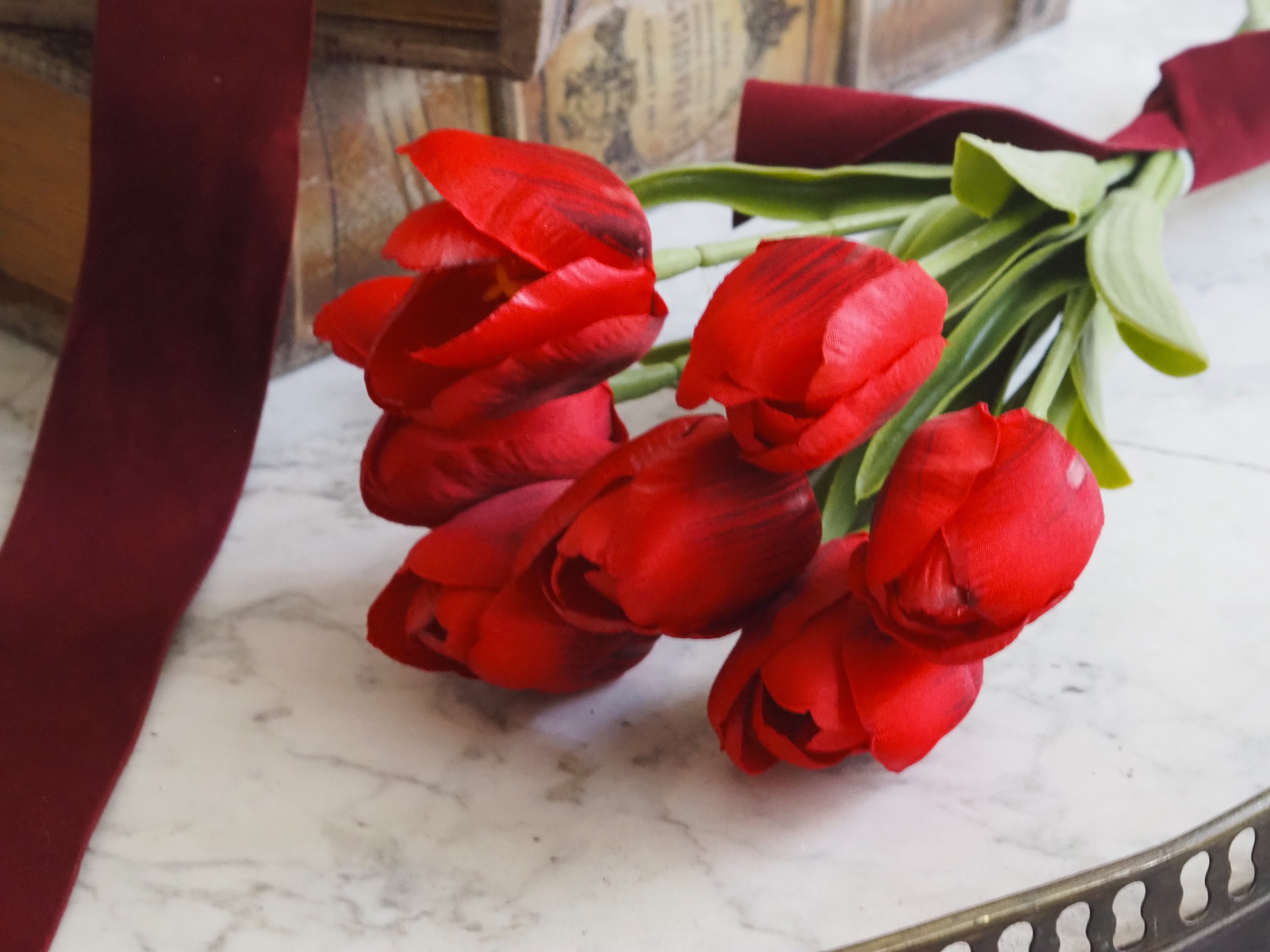 Tulpenbund · rote Textiltulpen mit Schleife · Dekorationsblumen Frühling