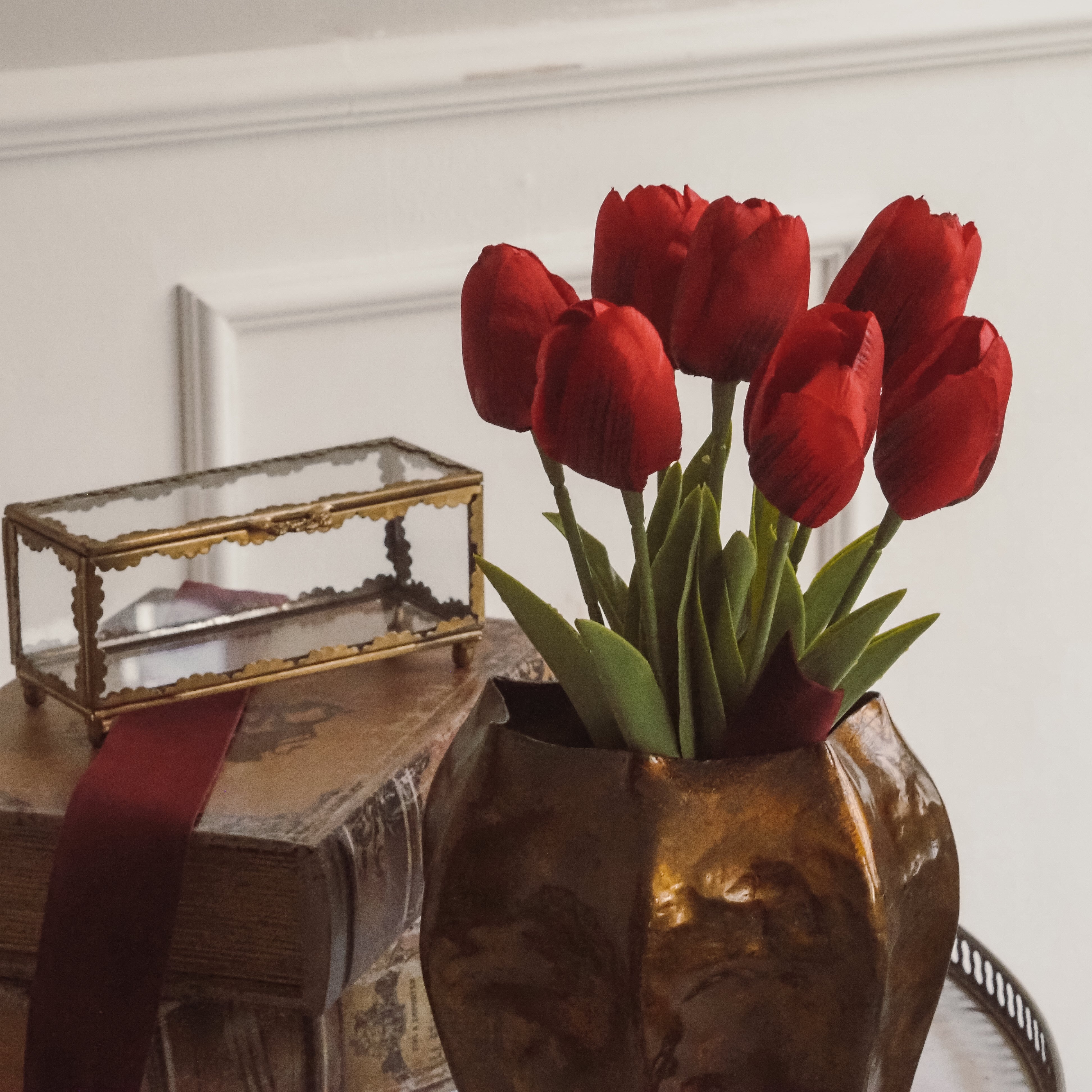 Tulpenbund · rote Textiltulpen mit Schleife · Dekorationsblumen Frühling