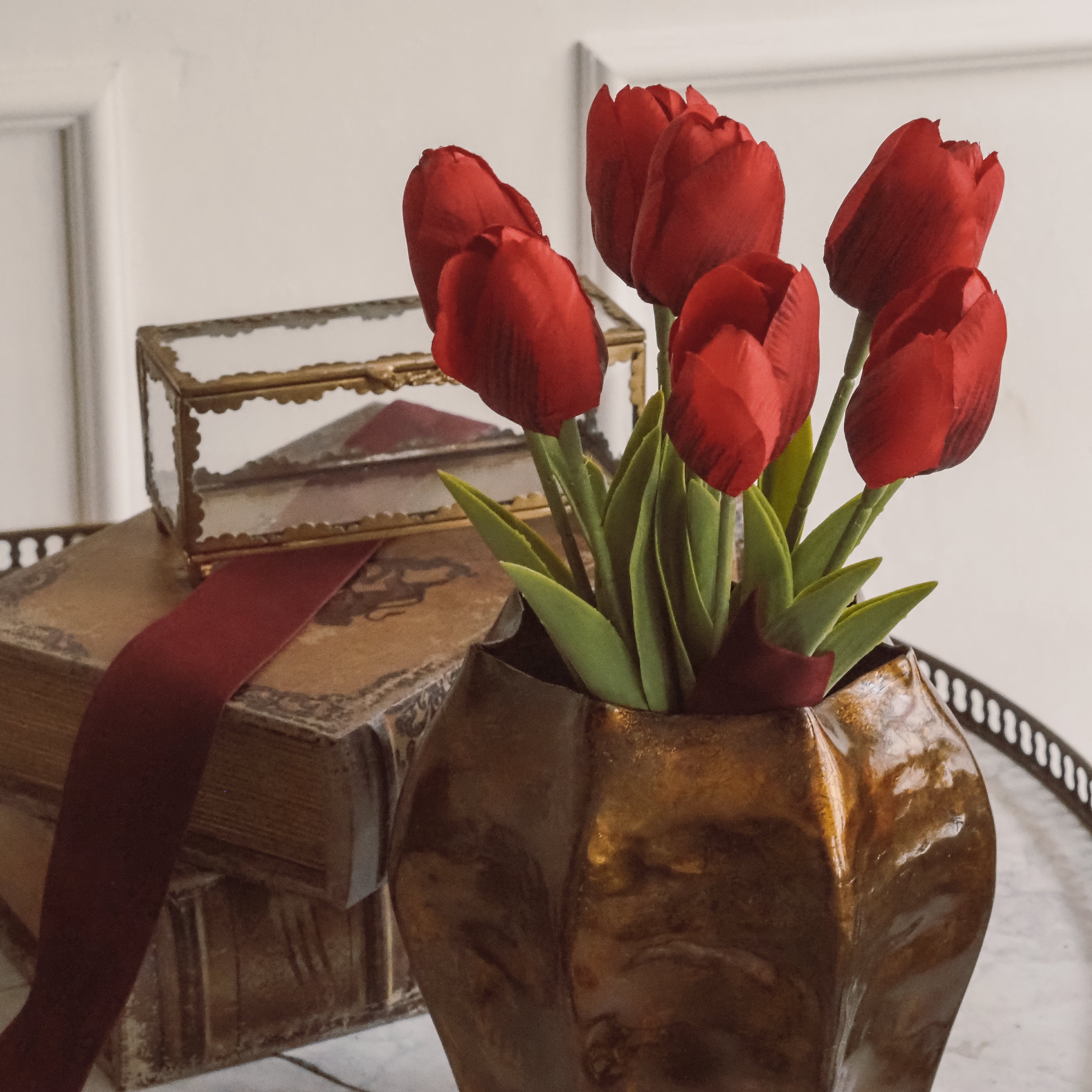 Tulpenbund · rote Textiltulpen mit Schleife · Dekorationsblumen Frühling