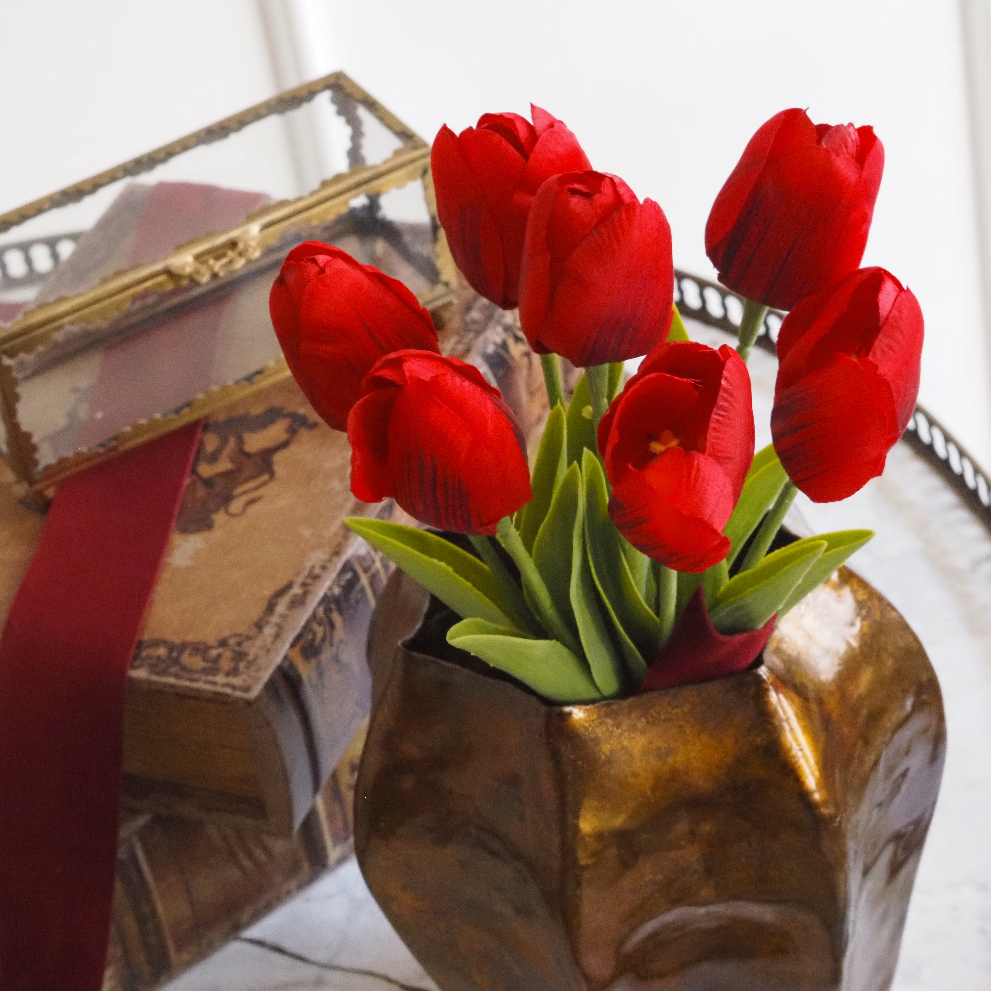 Tulpenbund · rote Textiltulpen mit Schleife · Dekorationsblumen Frühling