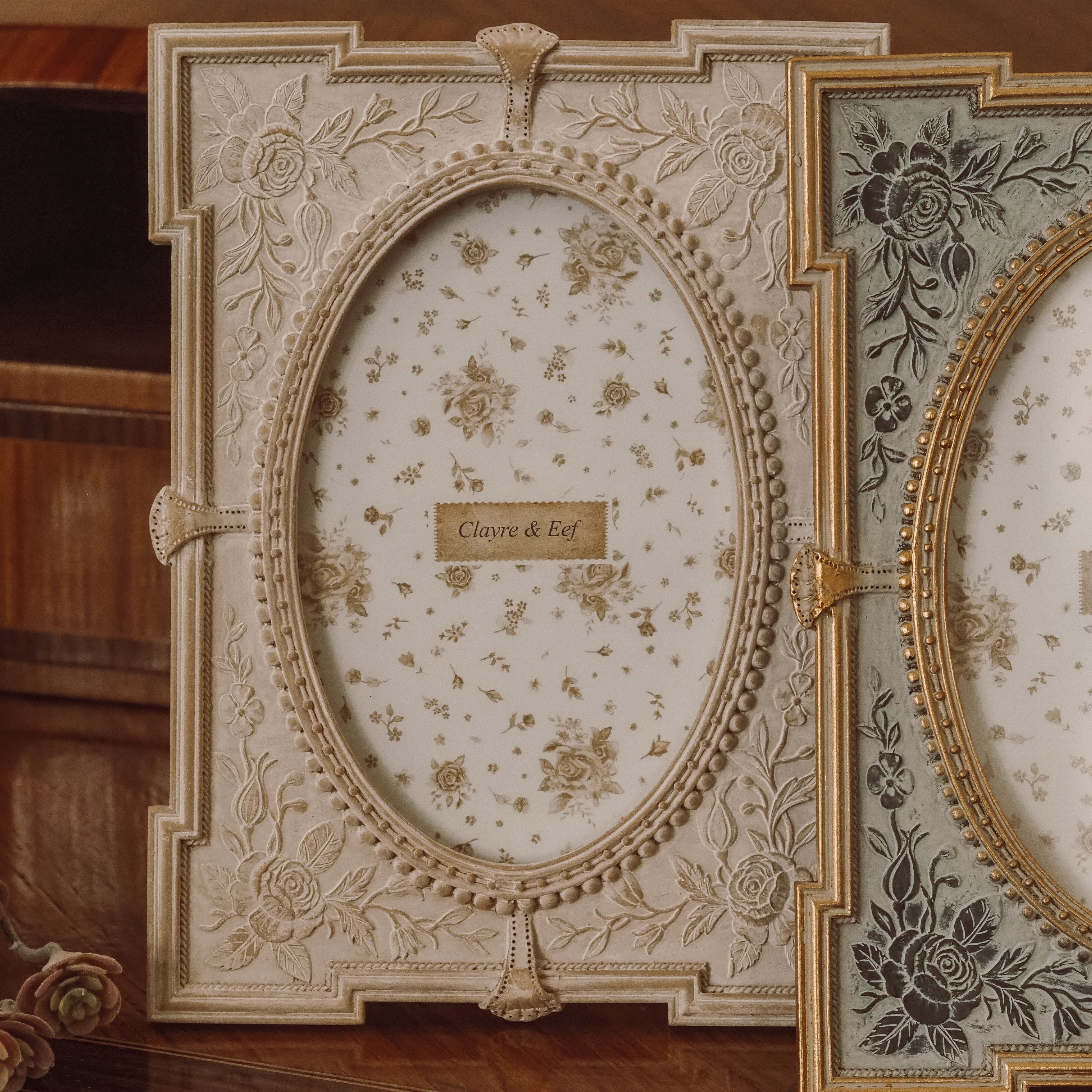 Bilderrahmen mit ovalem Ausschnitt · Reliefrosen und Perlstab im Louis-XVI-Stil