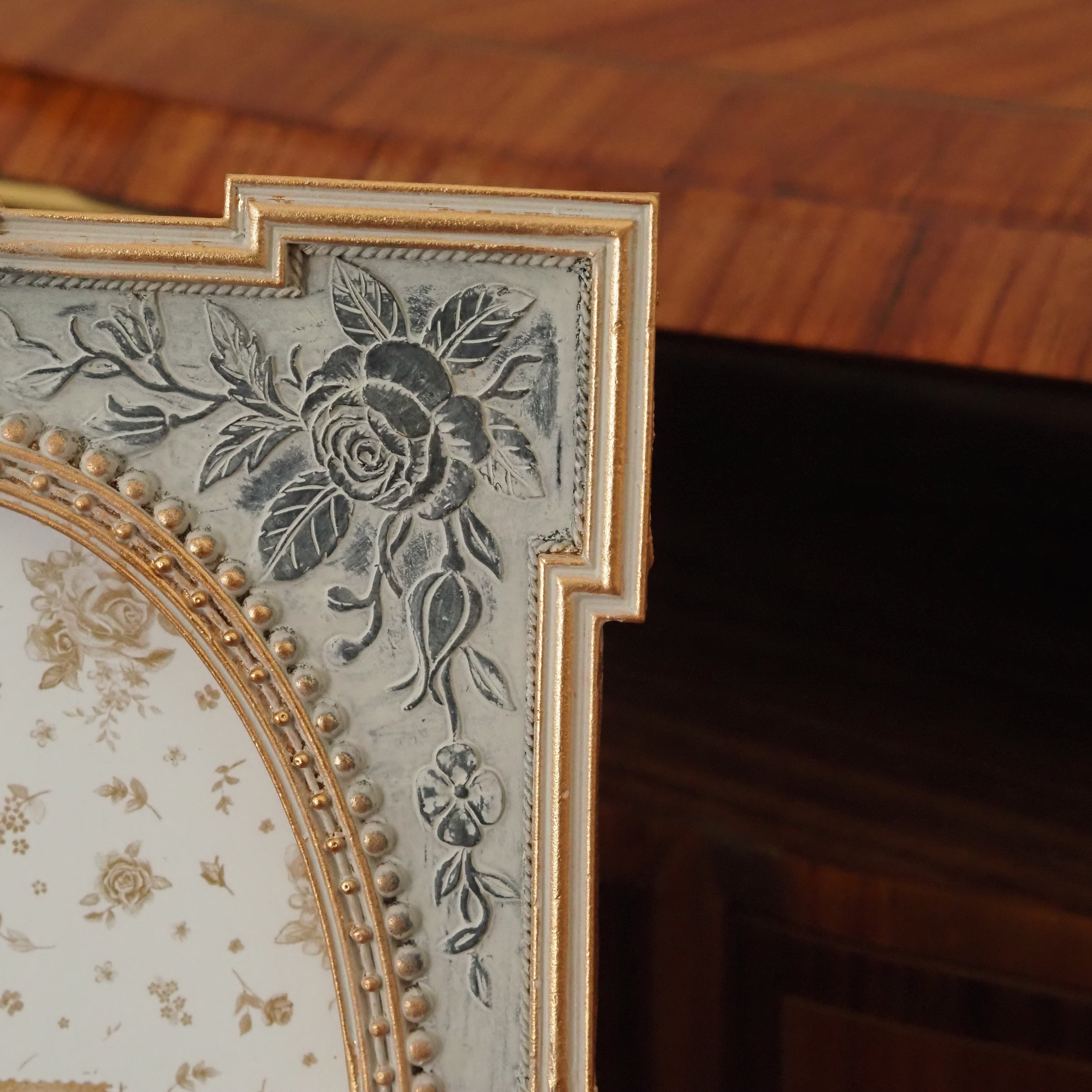 Bilderrahmen mit ovalem Ausschnitt · Reliefrosen und Perlstab im Louis-XVI-Stil