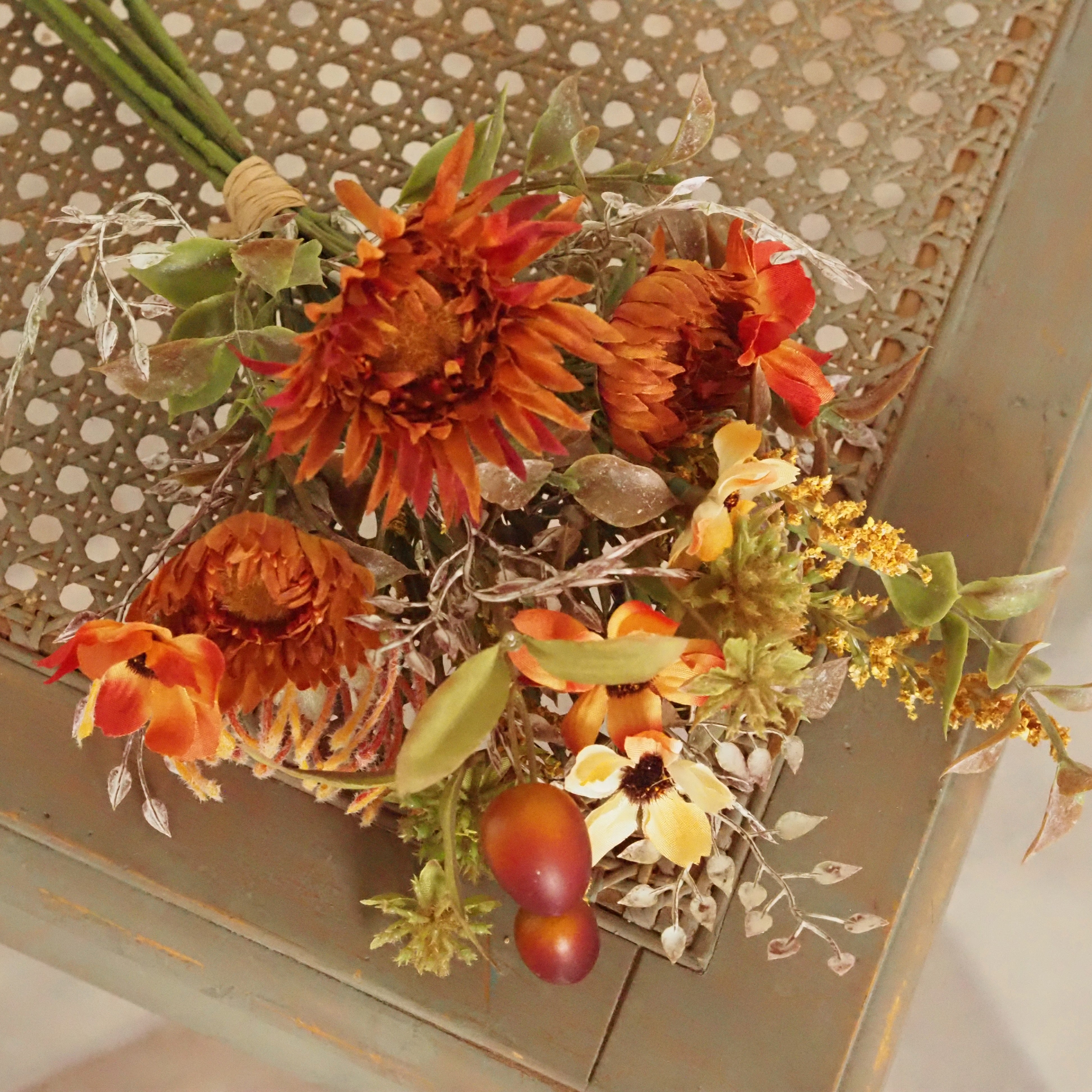 Herbststrauß gebunden · Textilblüten Rostorange Landhausstil