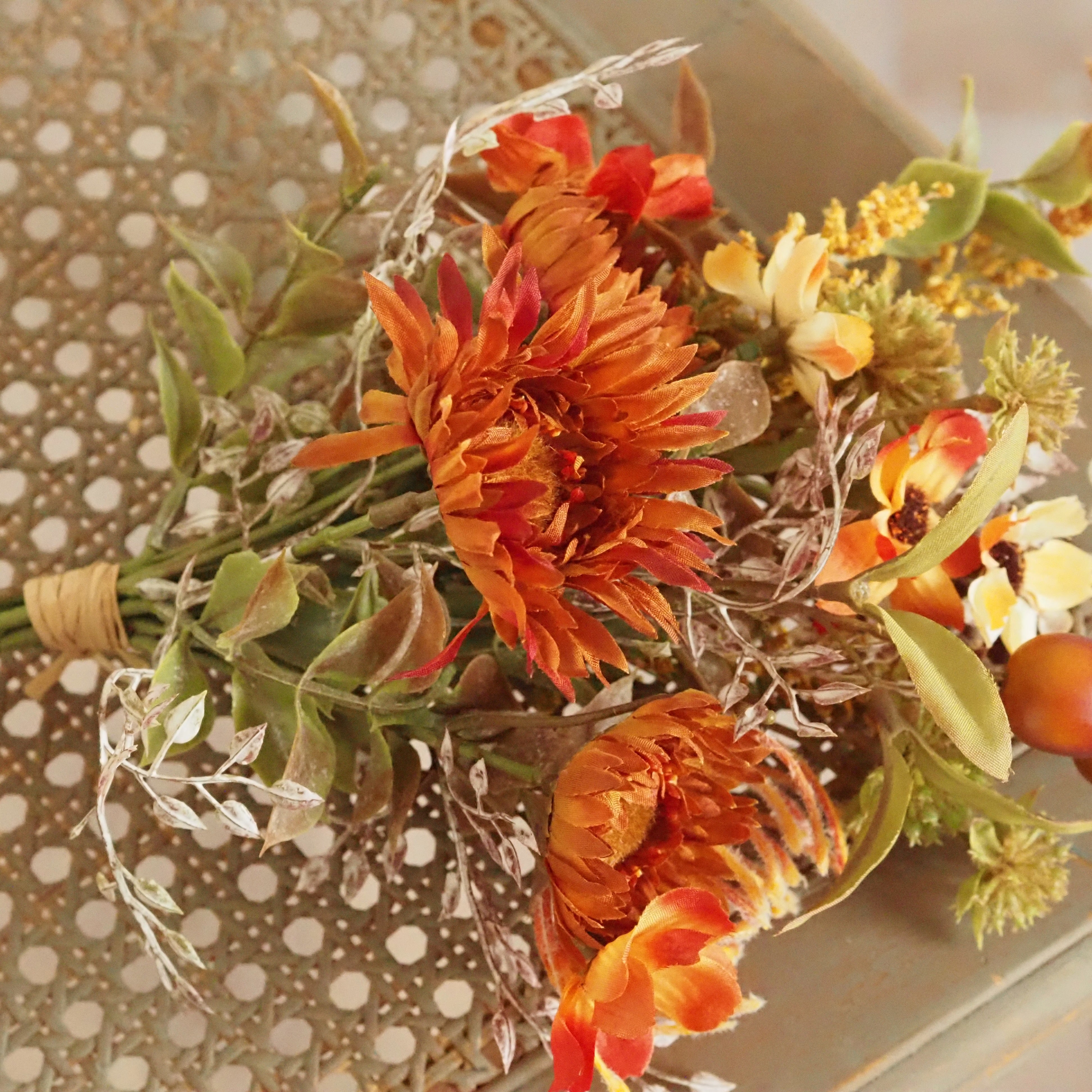 Herbststrauß gebunden · Textilblüten Rostorange Landhausstil