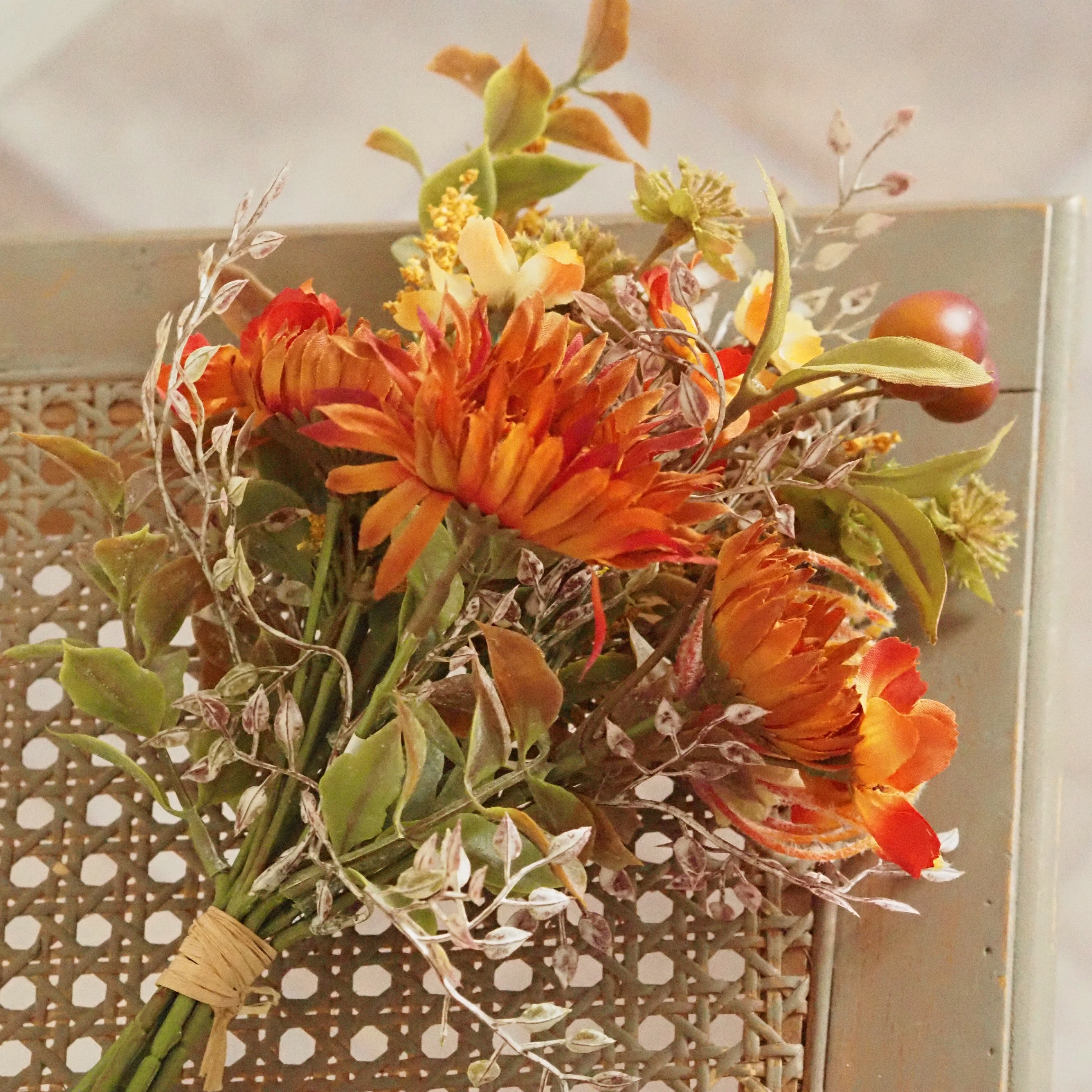 Herbststrauß gebunden · Textilblüten Rostorange Landhausstil