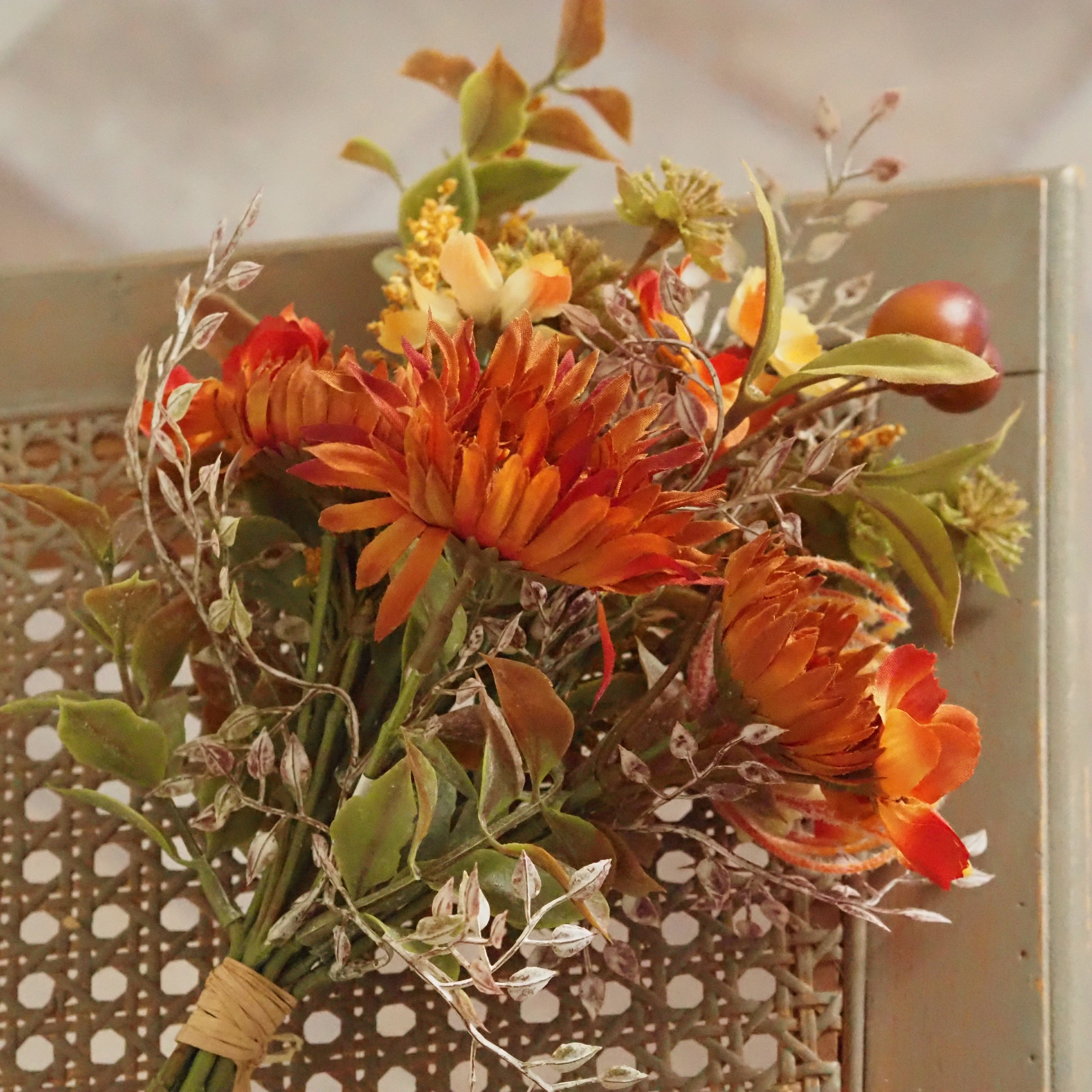 Herbststrauß gebunden · Textilblüten Rostorange Landhausstil