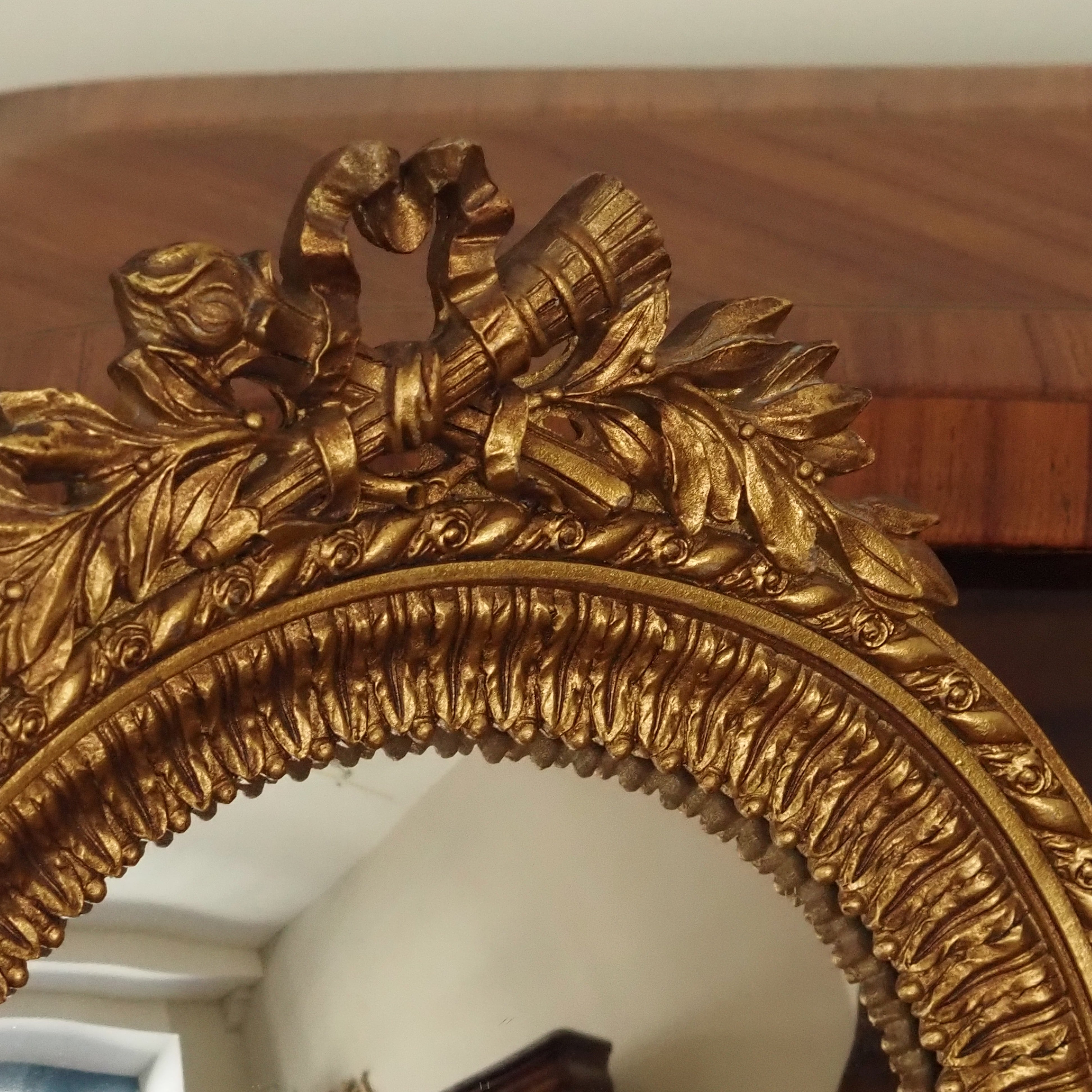 Spiegel · Louis-Seize-inspirierter Goldrahmen mit Schleifenornament