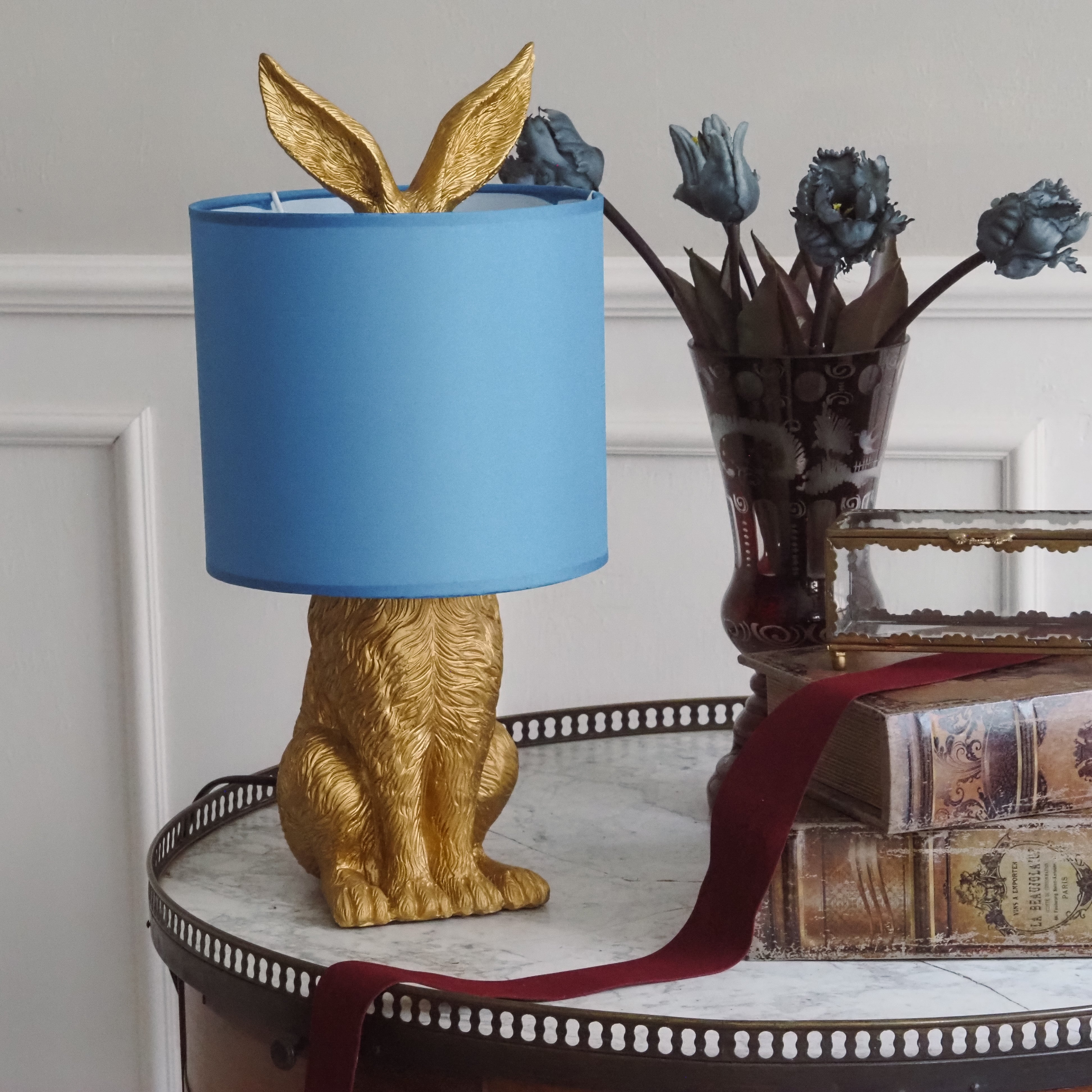 Goldene Hasenlampe mit blauem Schirm · Figurenleuchte Tischleuchte Osterhase