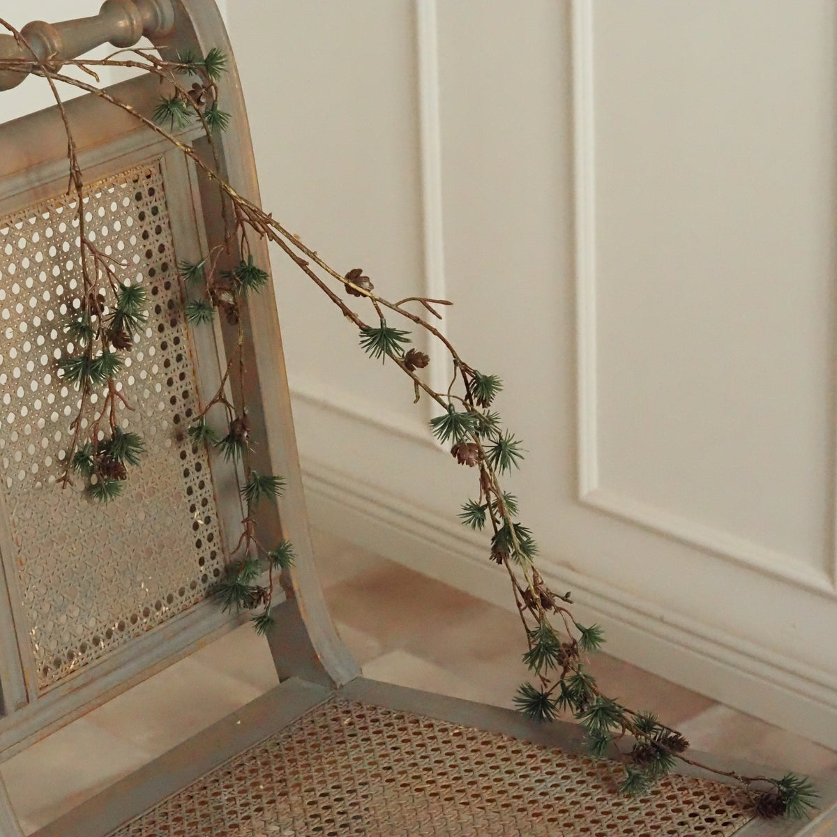 Larix-Zweig Grün · Schlanke Astform, Mini-Zapfen besetzt