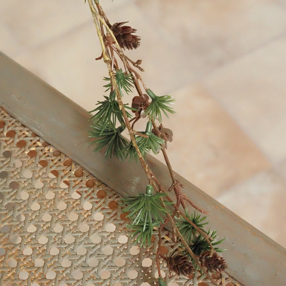 Larix-Zweig Grün · Schlanke Astform, Mini-Zapfen besetzt